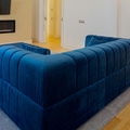 Sofá desenhado à medida em veludo azul marinho