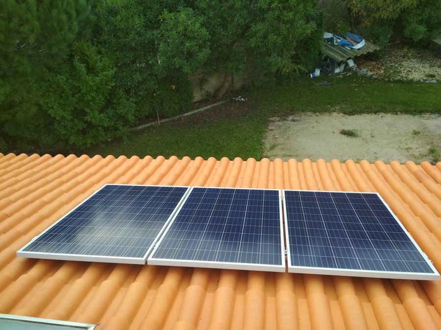 Instalação de 3 painéis em telhado