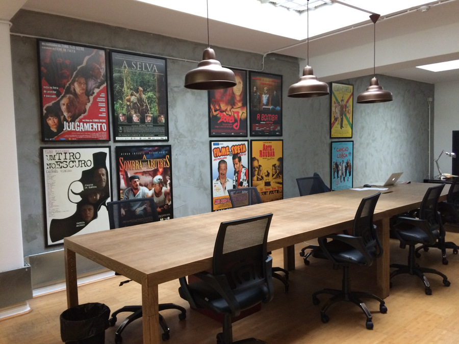 Mesa comprida em produtora