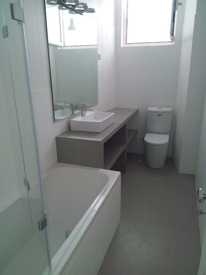 Remodelação de casa de banho com acabamentos em mico-cimento