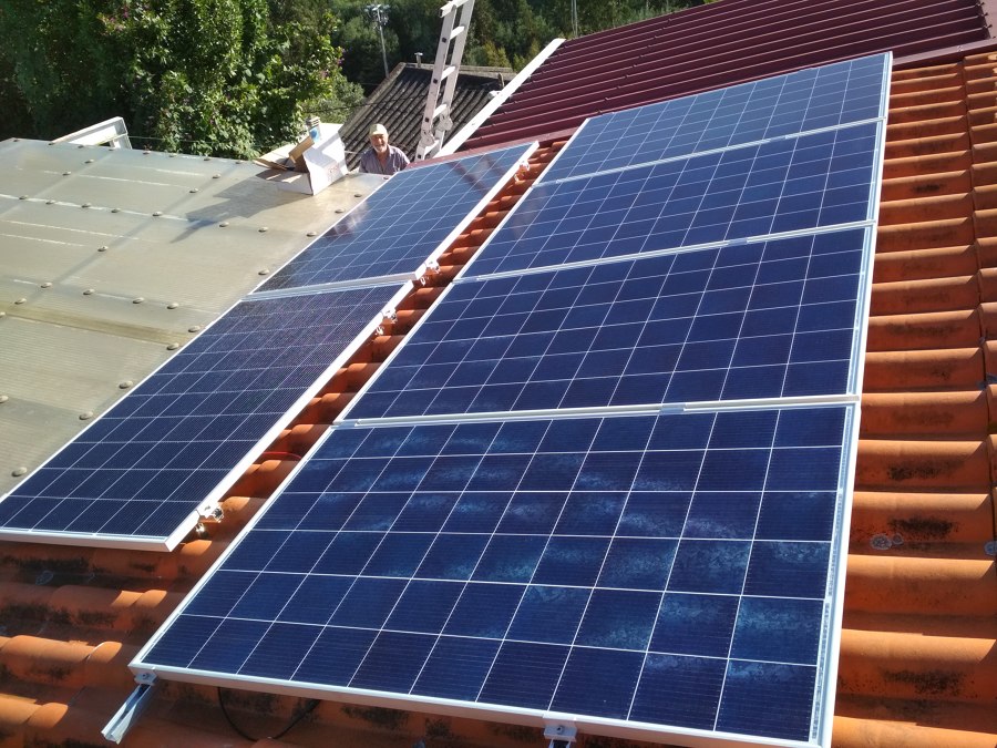 Instalação de 6 painéis em telhado