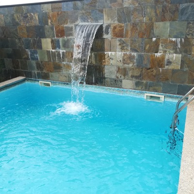Piscina com Cascata