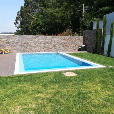 Piscina com gramado