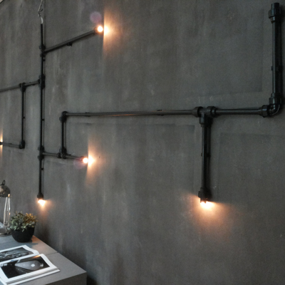 Instalação com canos iluminados para empresa criativa