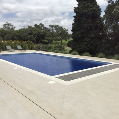 Piscina de skimmers. Cobertura com lâminas em policarbonato.