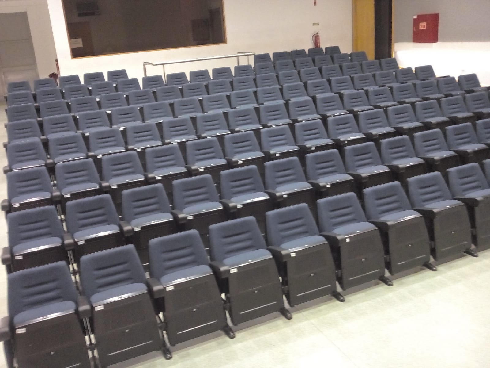 Estofamento cadeiras auditório