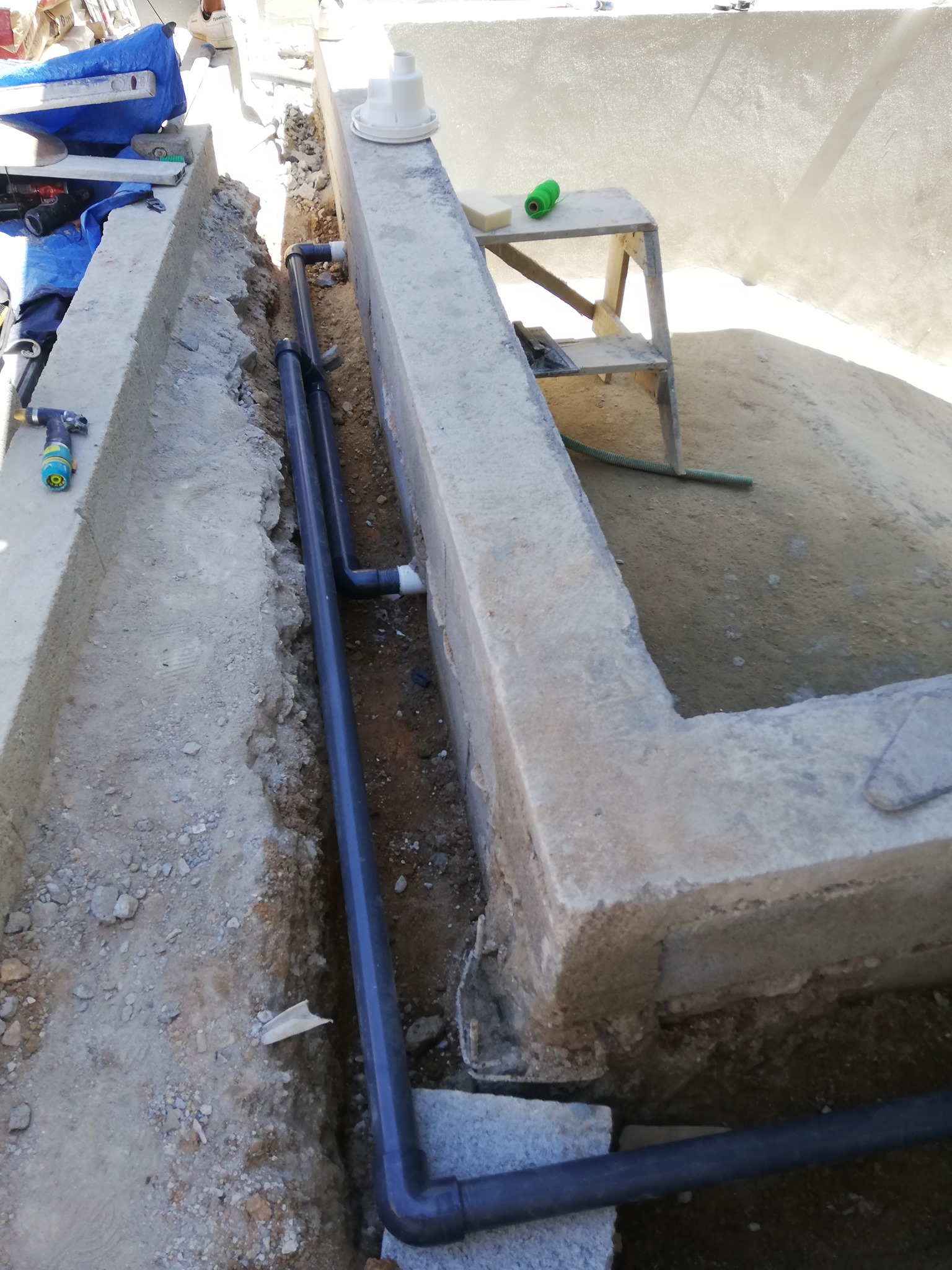 Colocação de tubagem em piscina