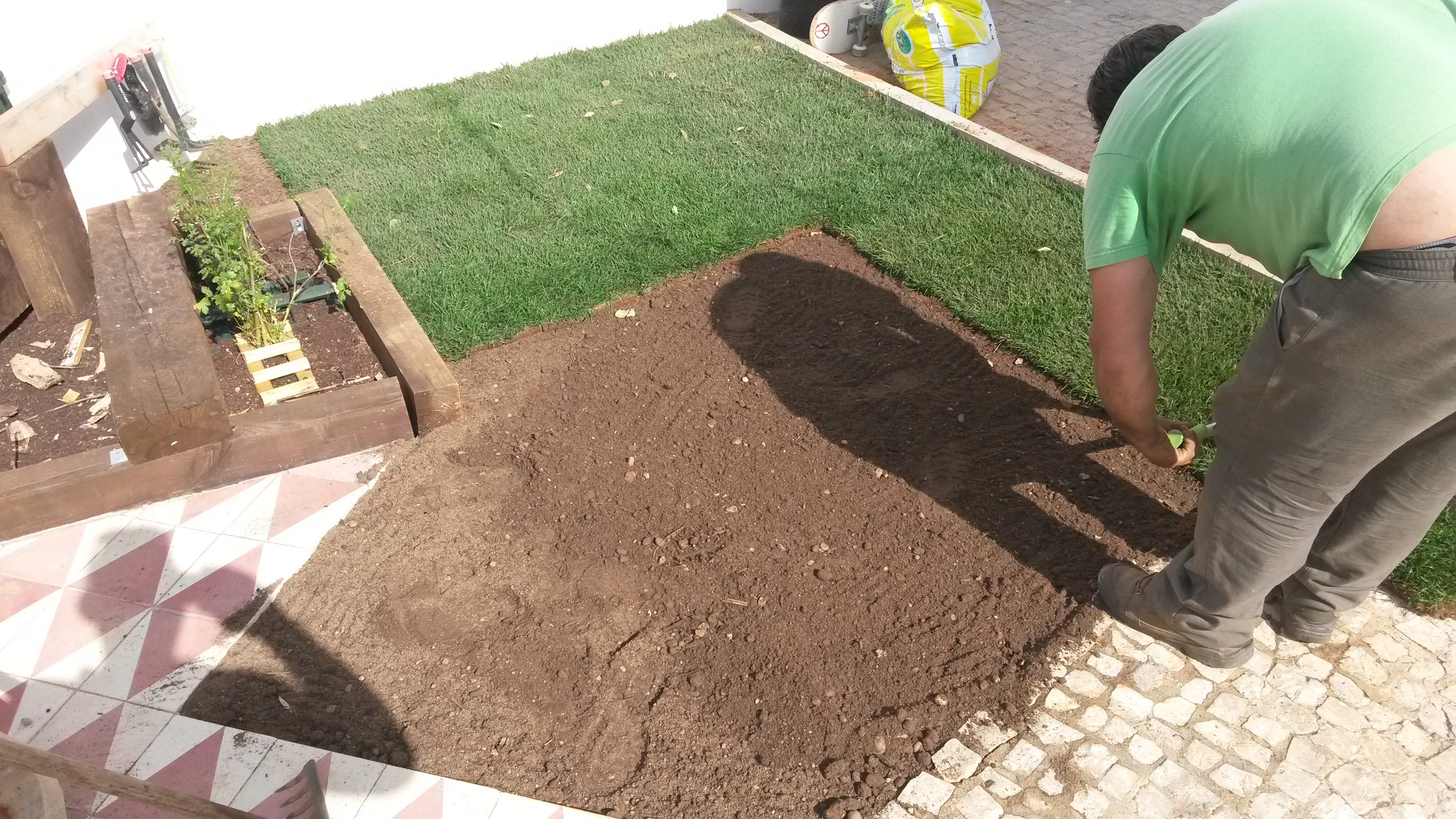 Construção de mini relvado e manutenção