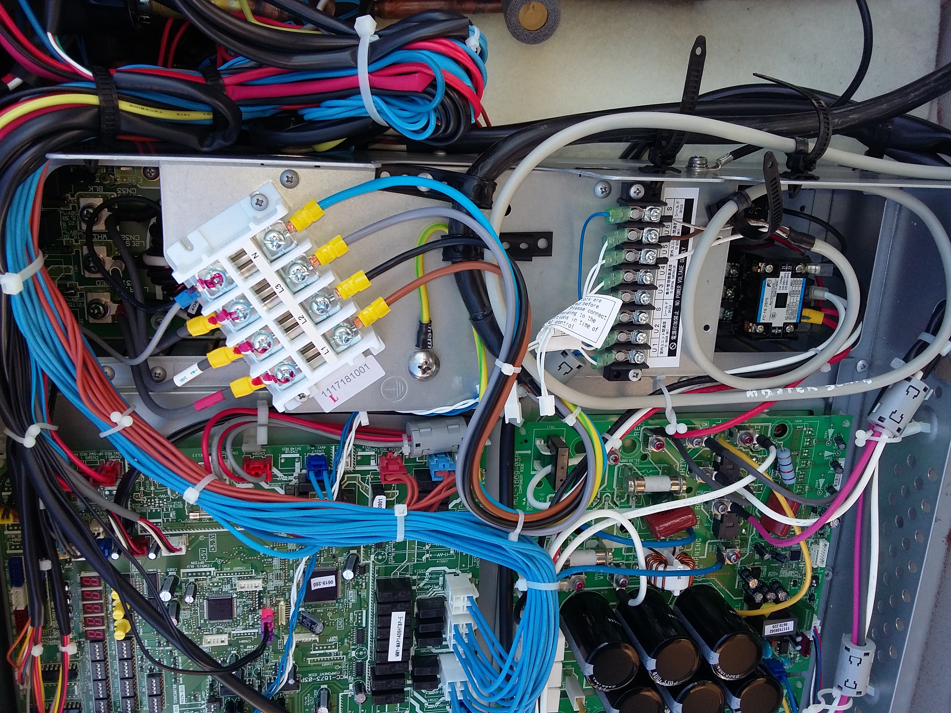 maquina de ac ja ligada na cobertura