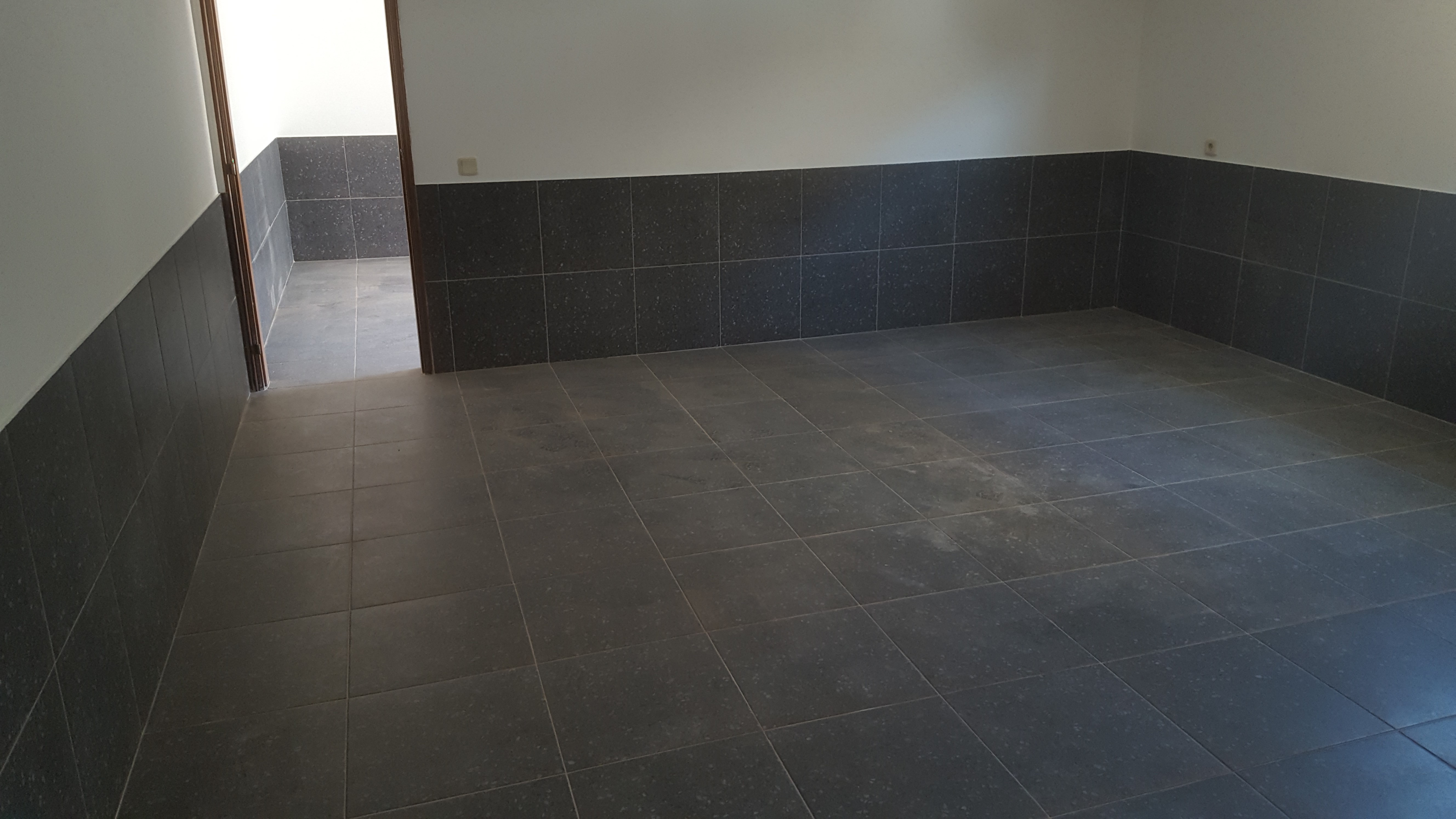 Trabalho de Assentamento de Cerâmica em Garagem