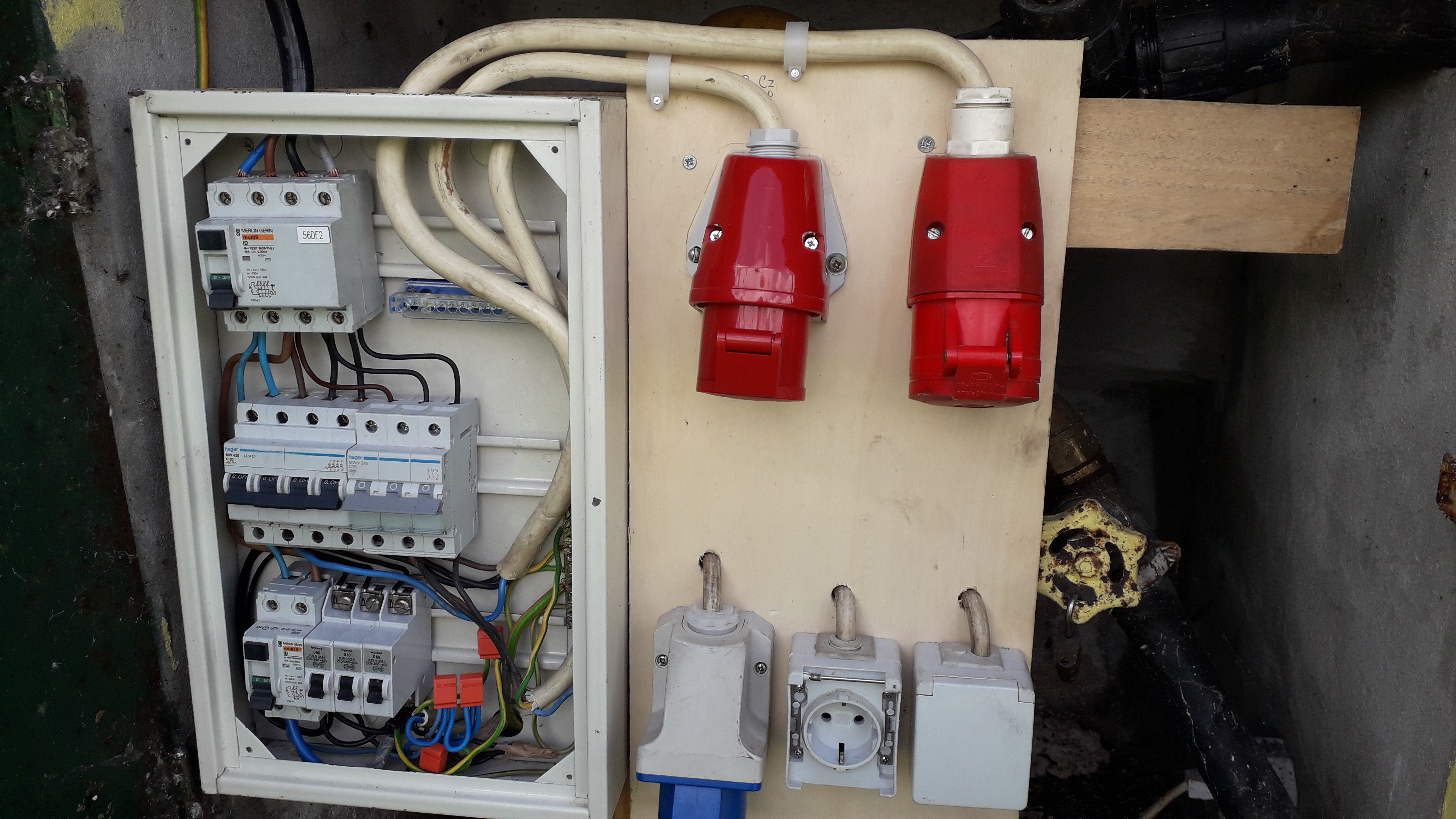 Quadro de apoio para ligar máquinas monofásica e trifásicas.