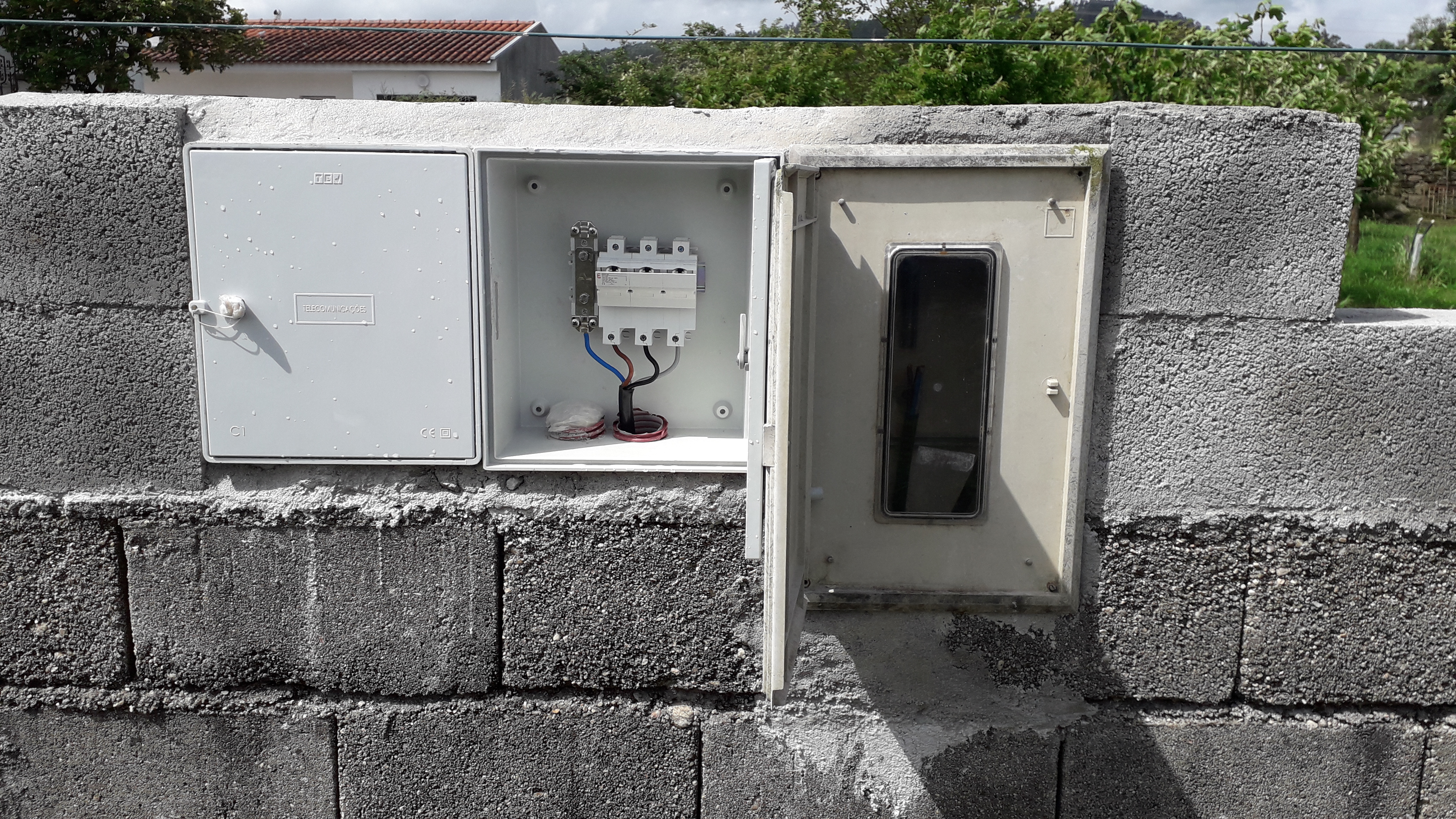 Baixada trifásica e colocação de caixa ITED.