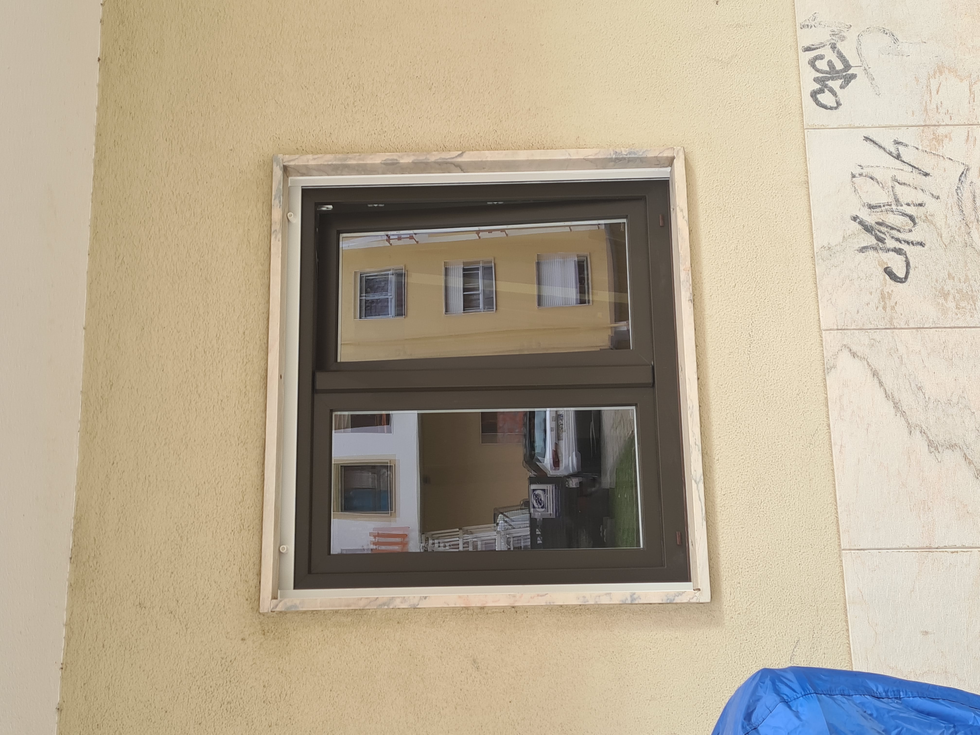 janela de pvc bronze exterior é branca interior