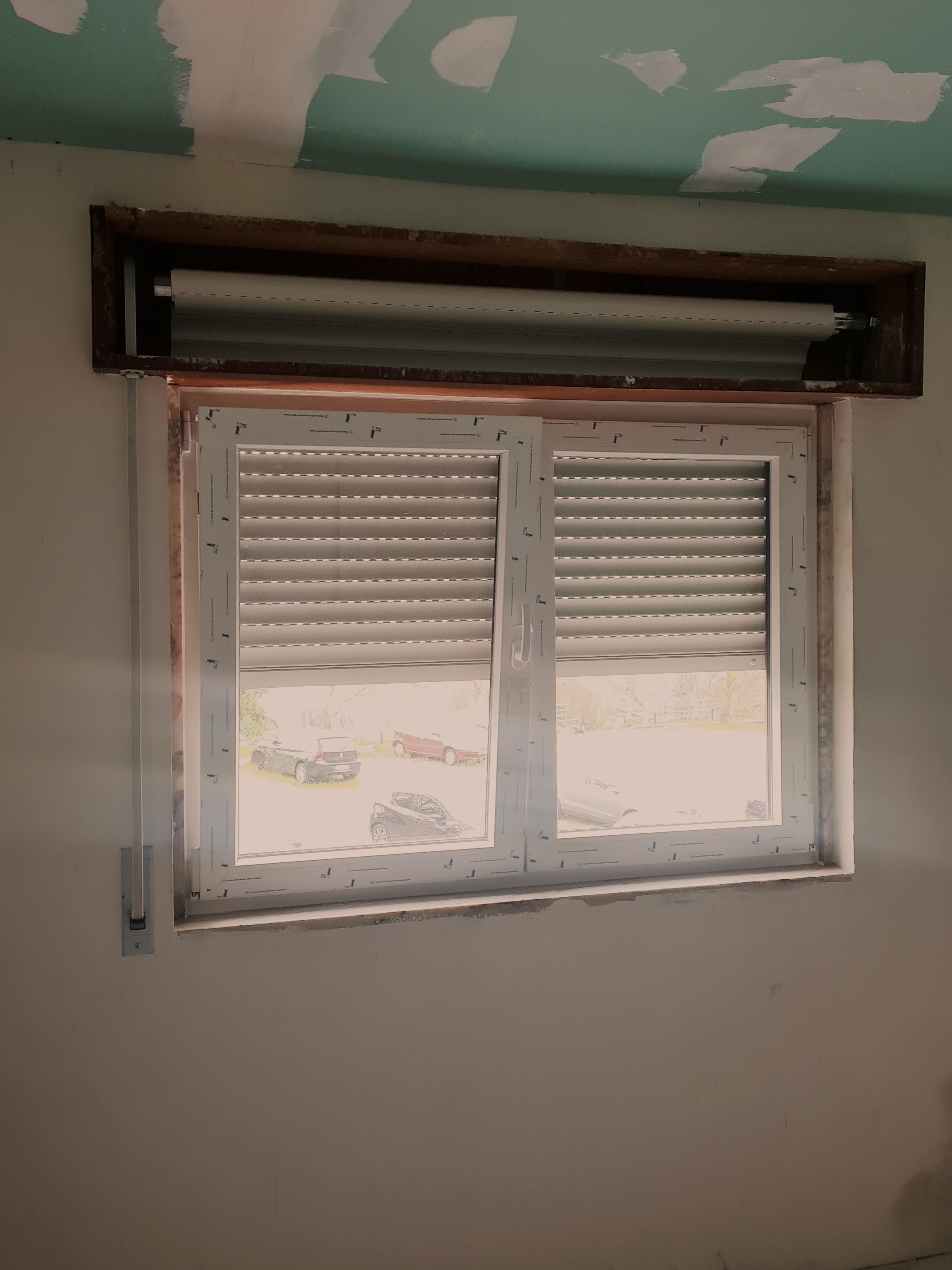 janela de pvc bronze exterior é branca interior