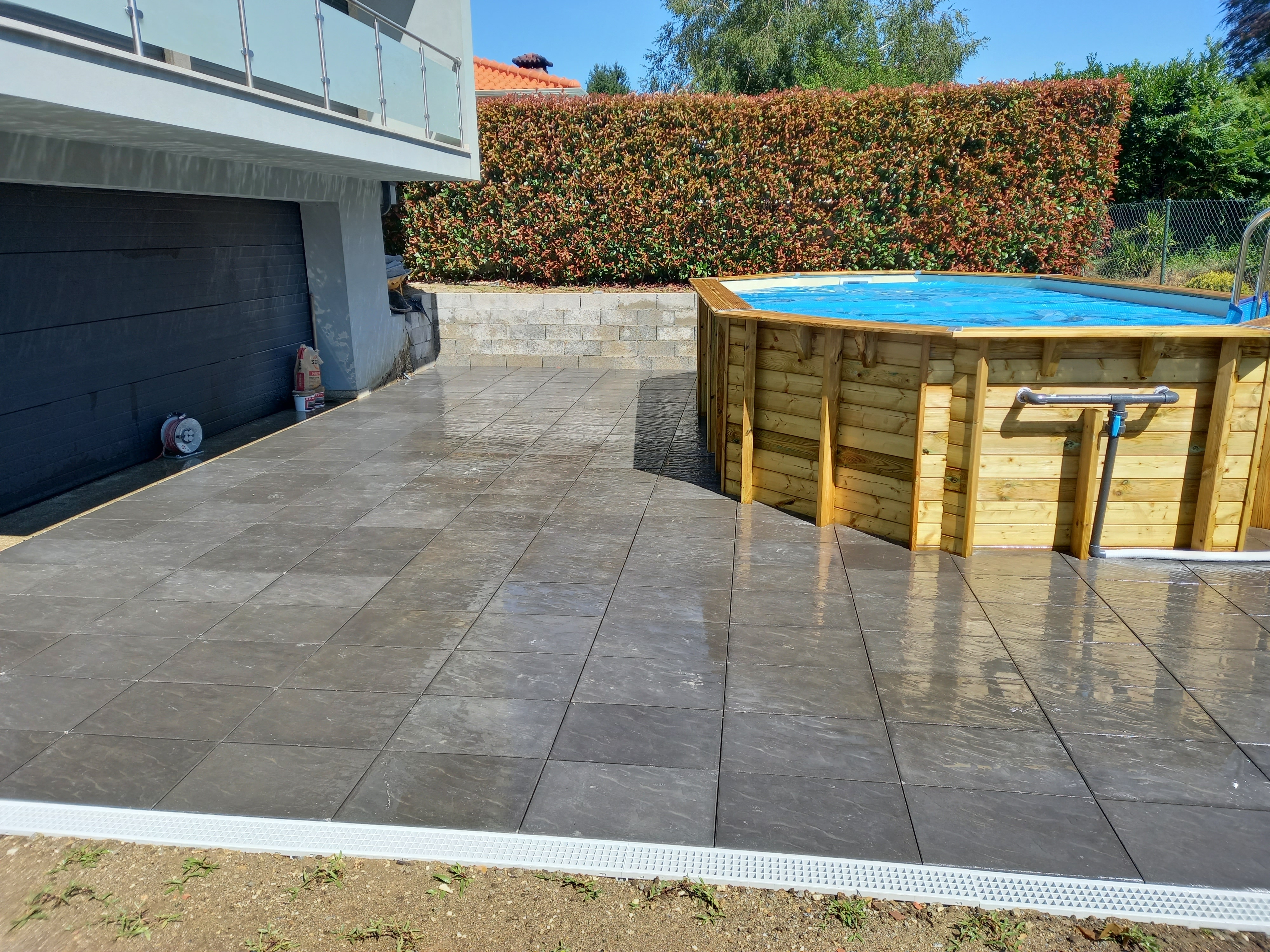 renovação de espaço exterior com construção de piscina