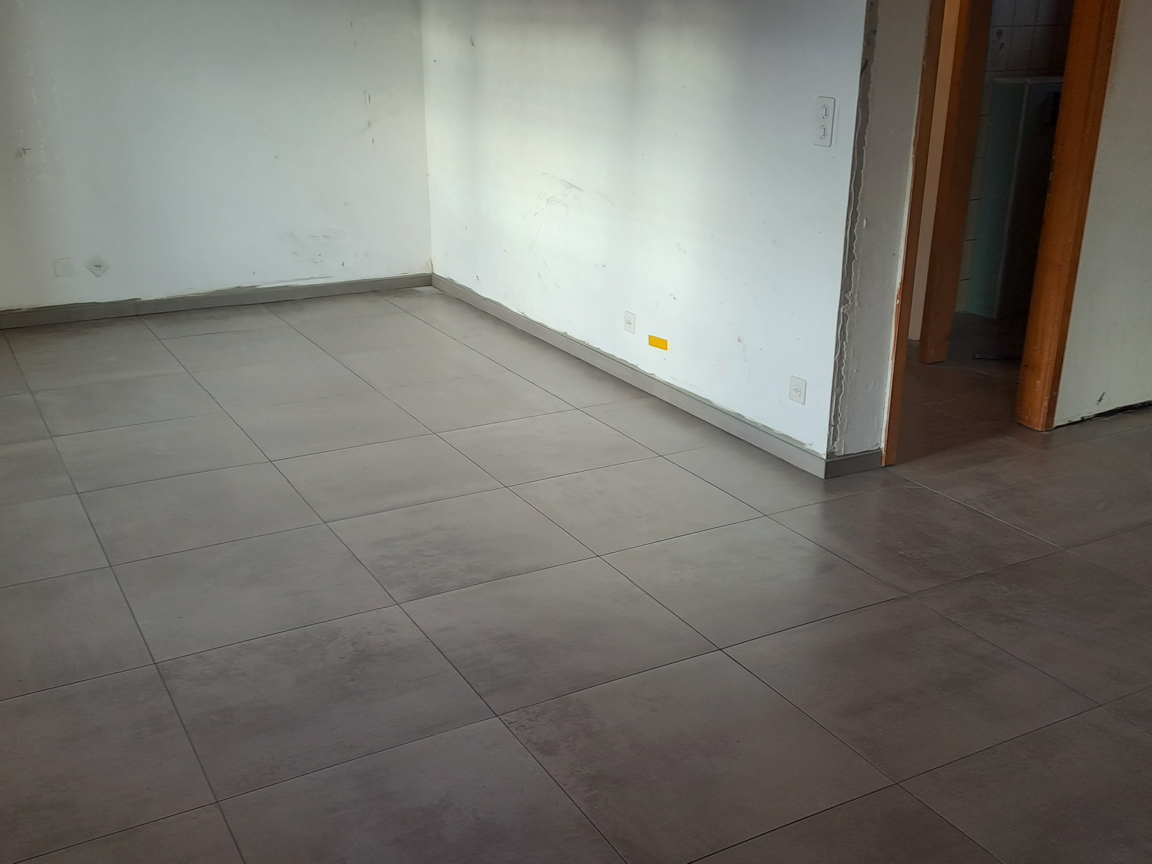 Colocaçao de pavimento 60 cmx 60cm num Salão