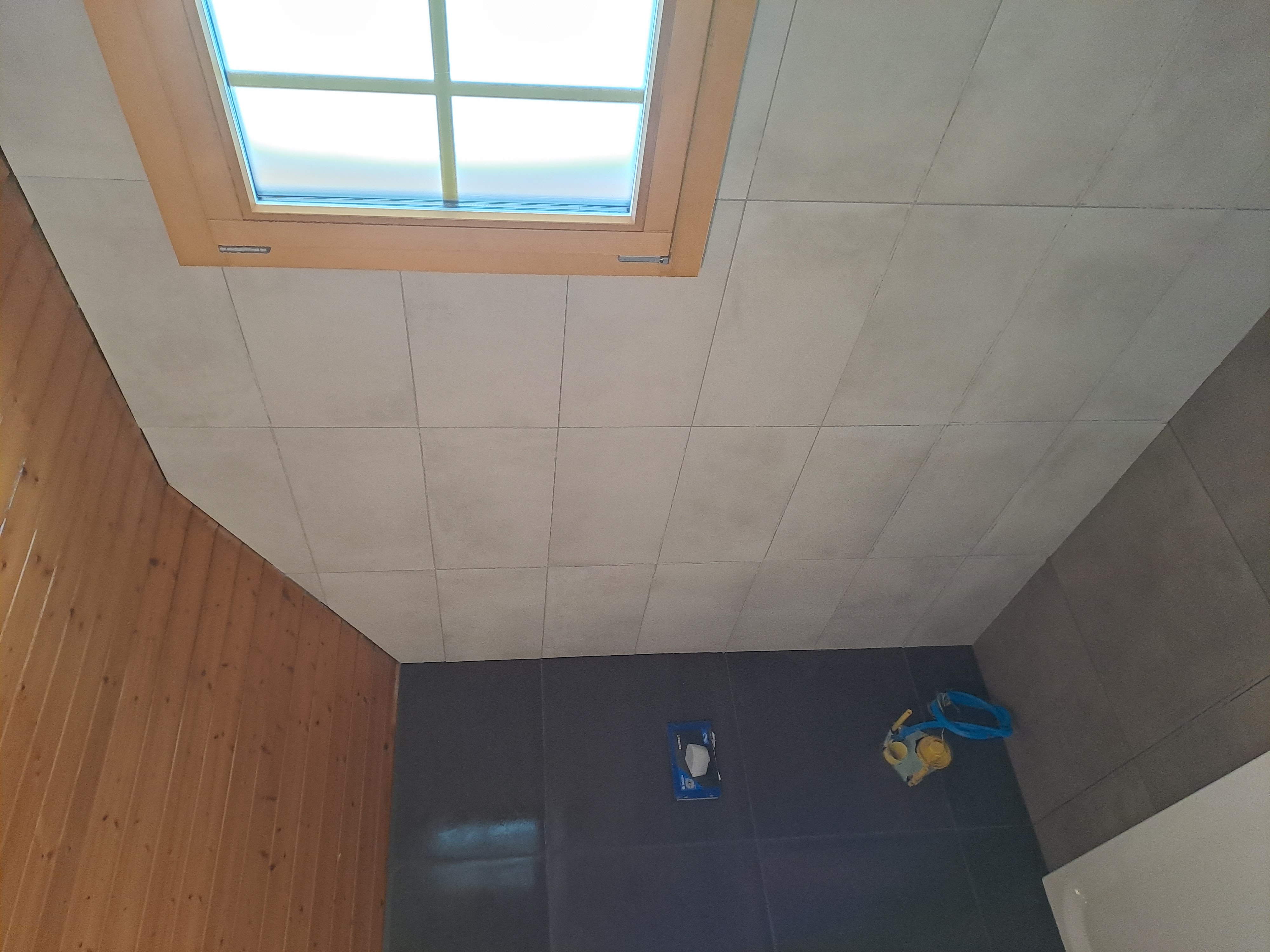 Colocação de tijoleira em sala de banho