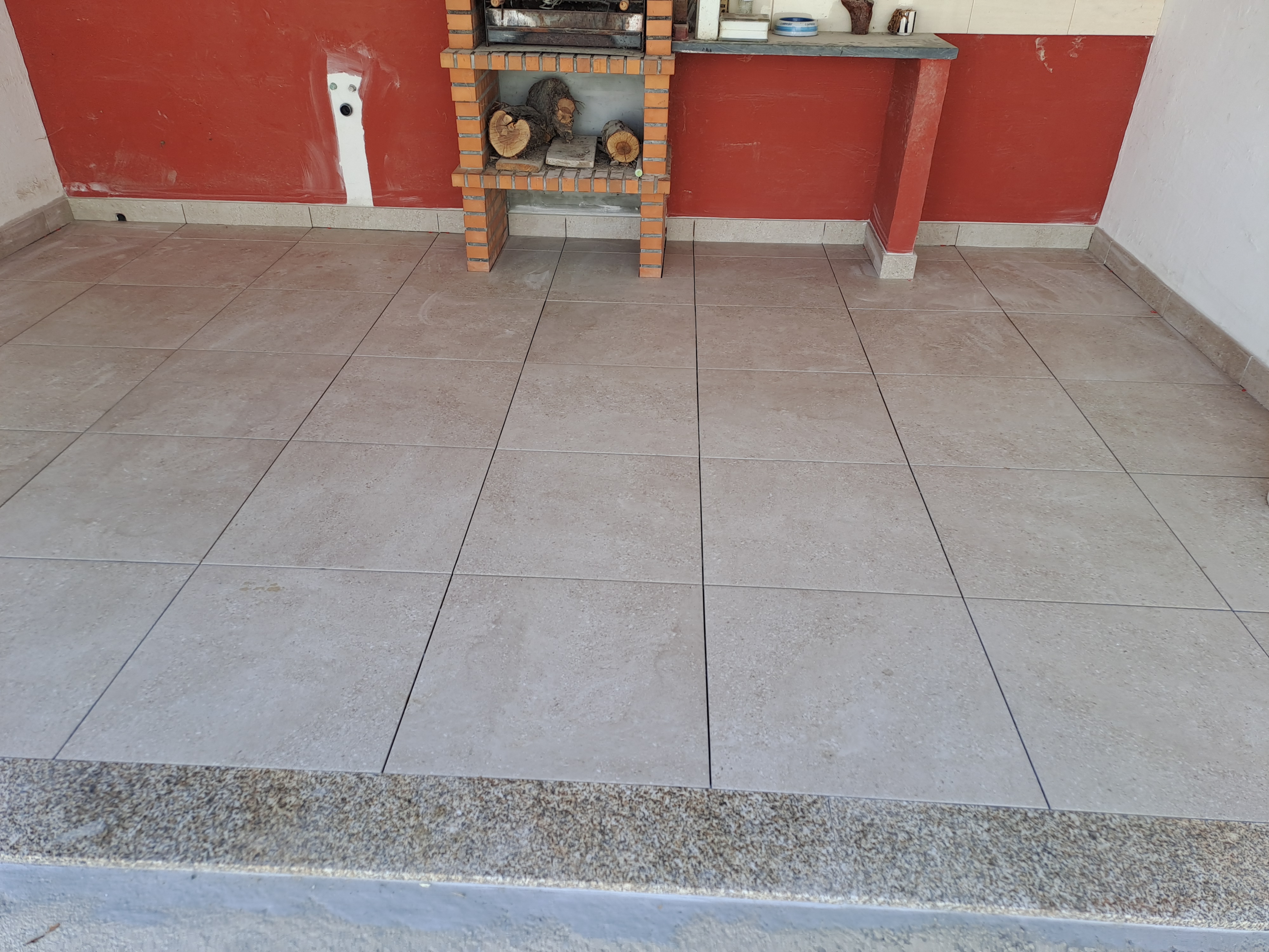 Colocação de tijoleira no local da Churraqueira