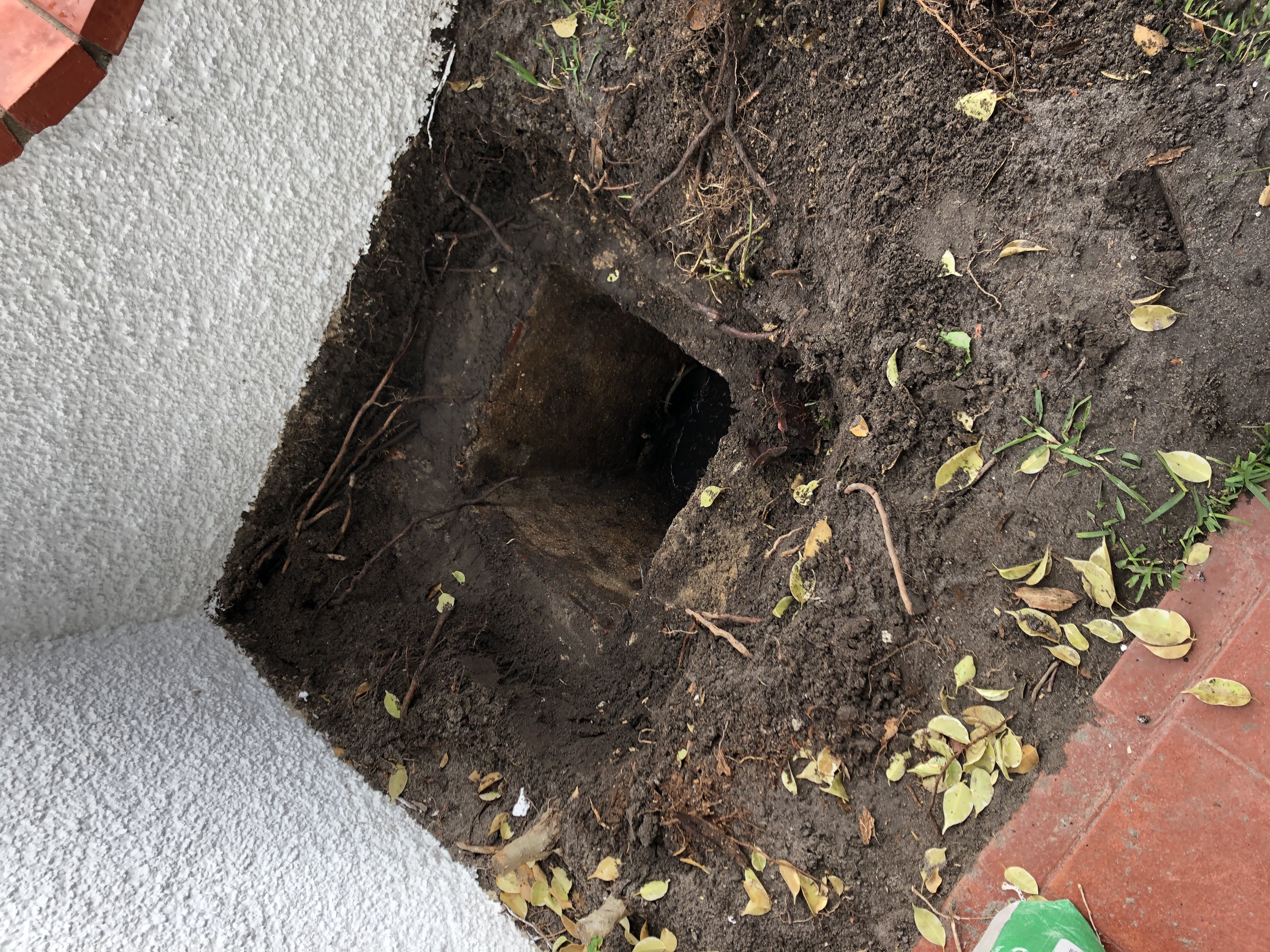 Caixa de esgoto danificada