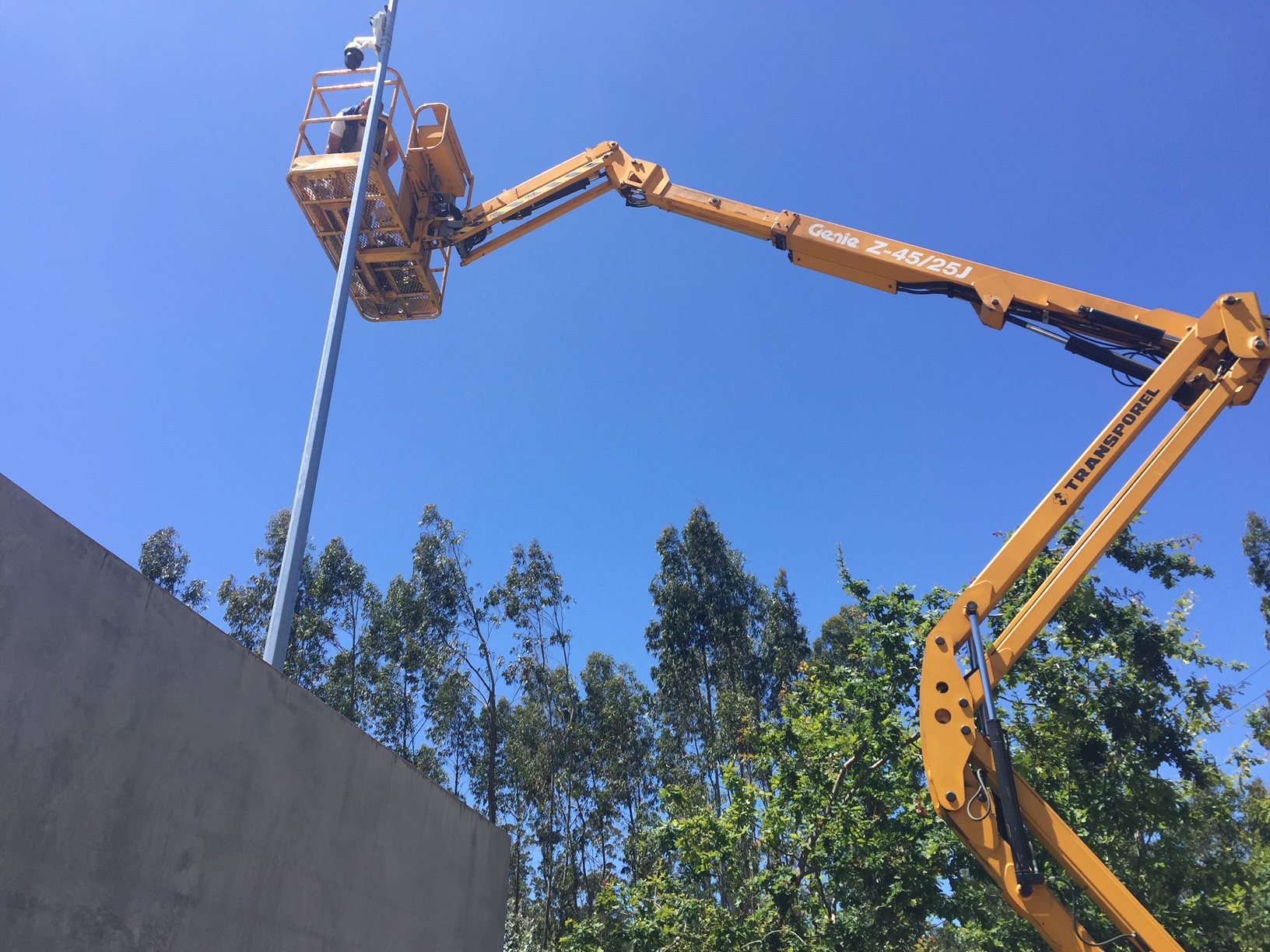 Instalação de Câmara Rotativa num poste com plataforma 1
