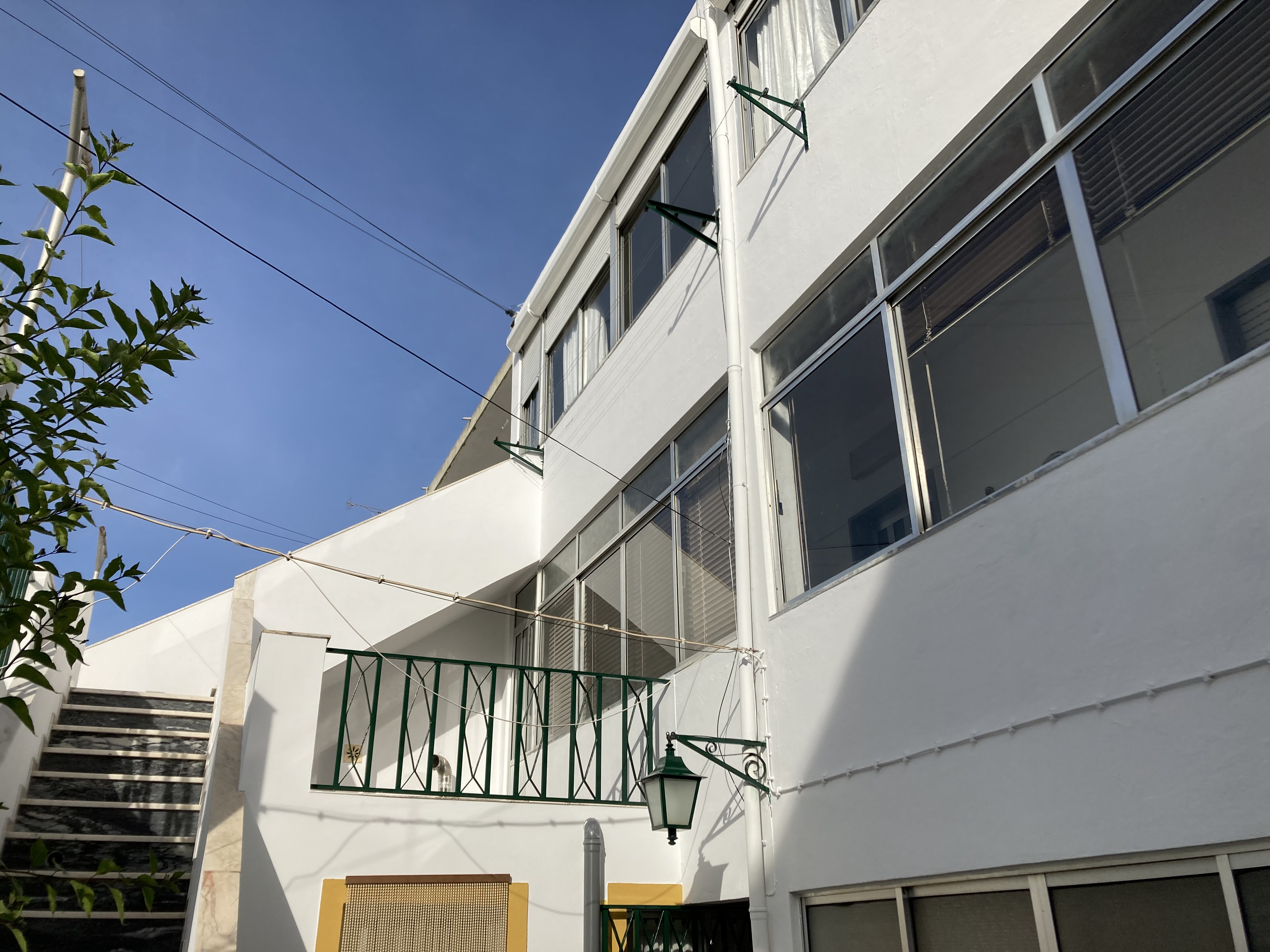 Quintal e empenas recuperadas e pintadas