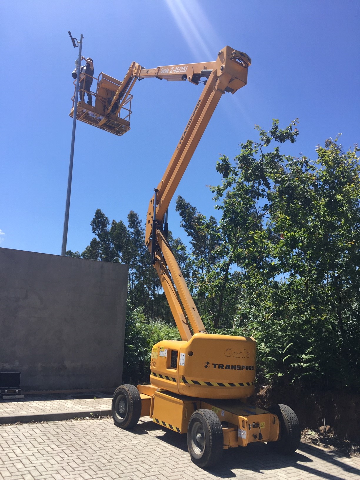 Instalação de Câmara Rotativa num poste com plataforma 2