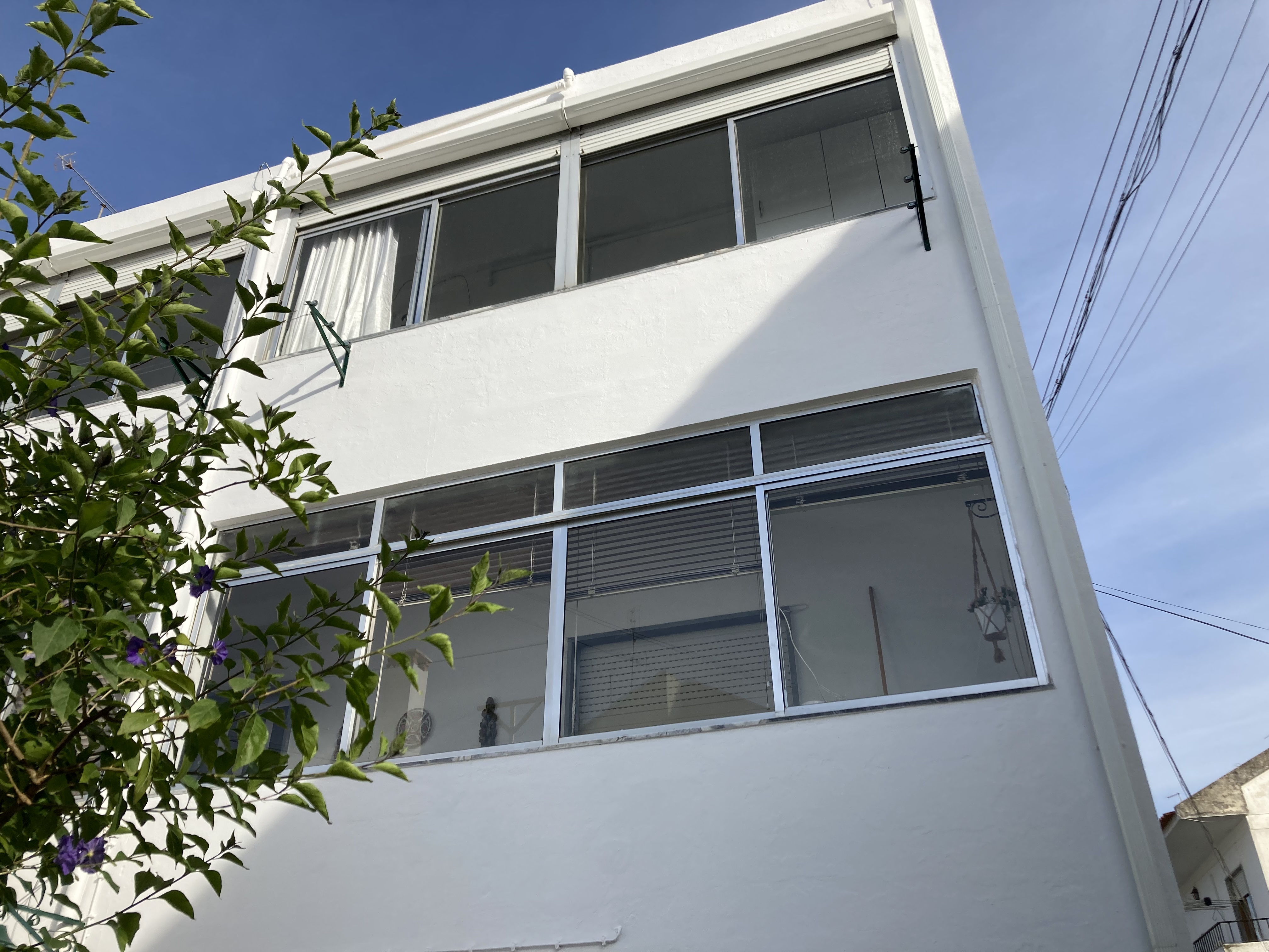 Empena que estava muito deteriorada, recuperada e pintada