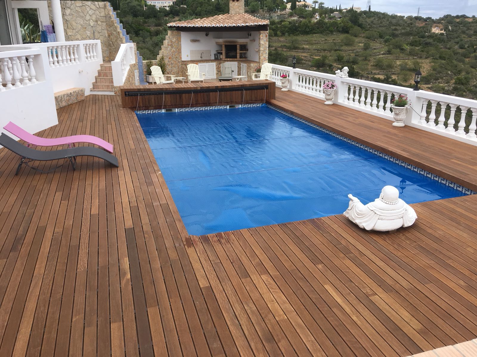 Piscina e deck de madeira