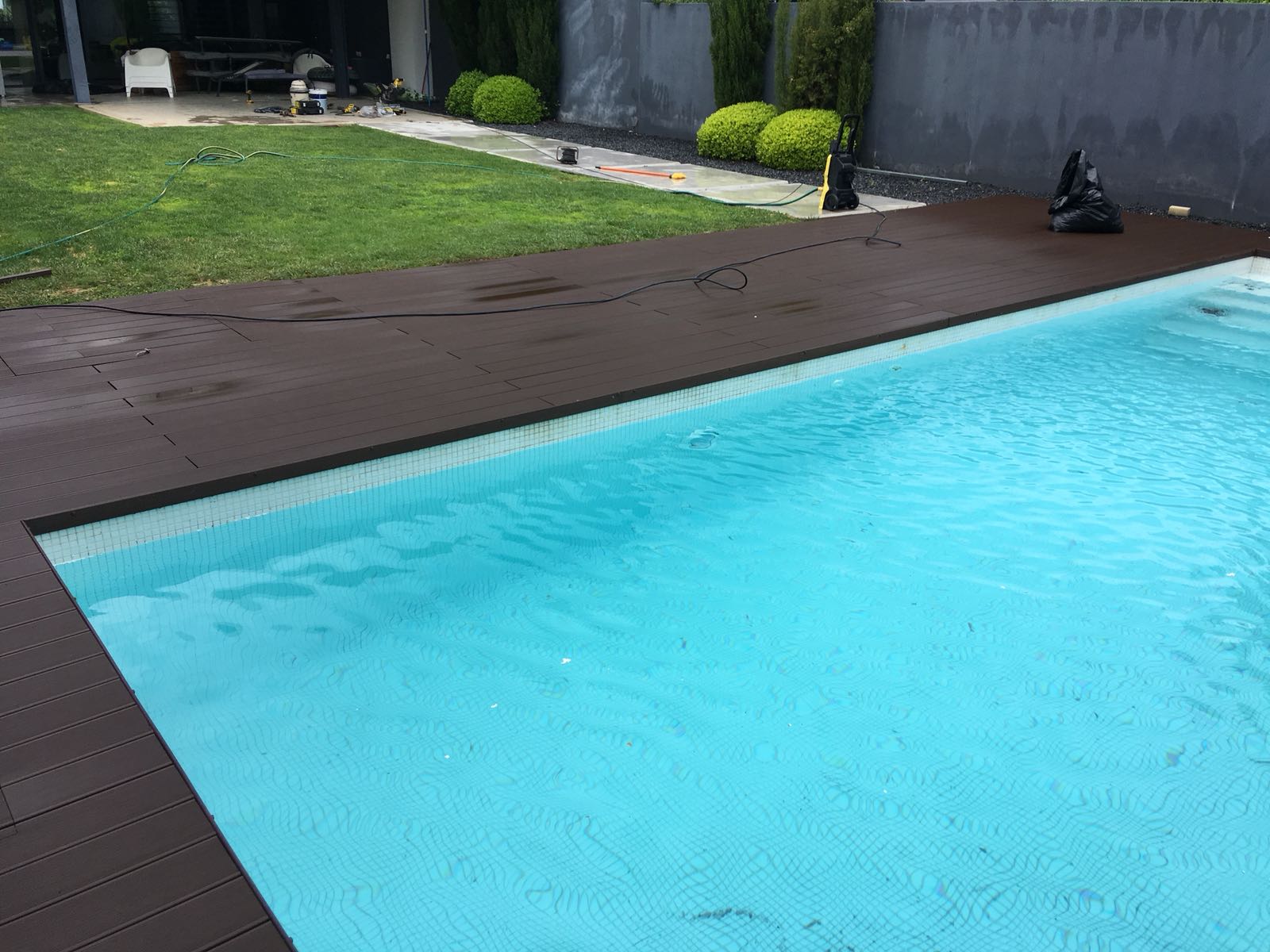 Piscina e deck de madeira