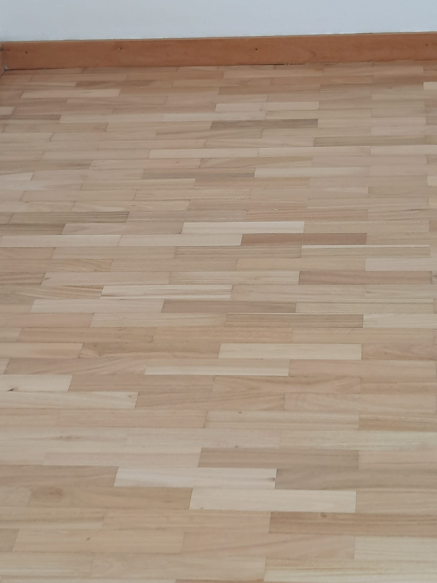 Afagar e Envernizar Pavimento de Madeira