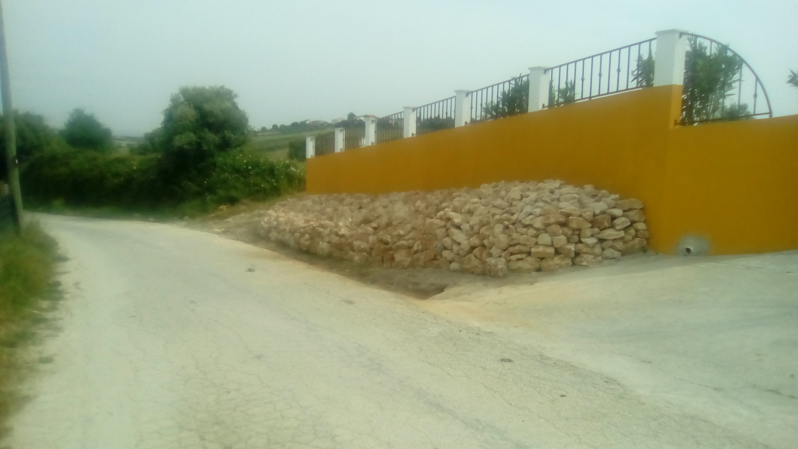 Efectuamos o muro a pintura o gradiamento e a barreira