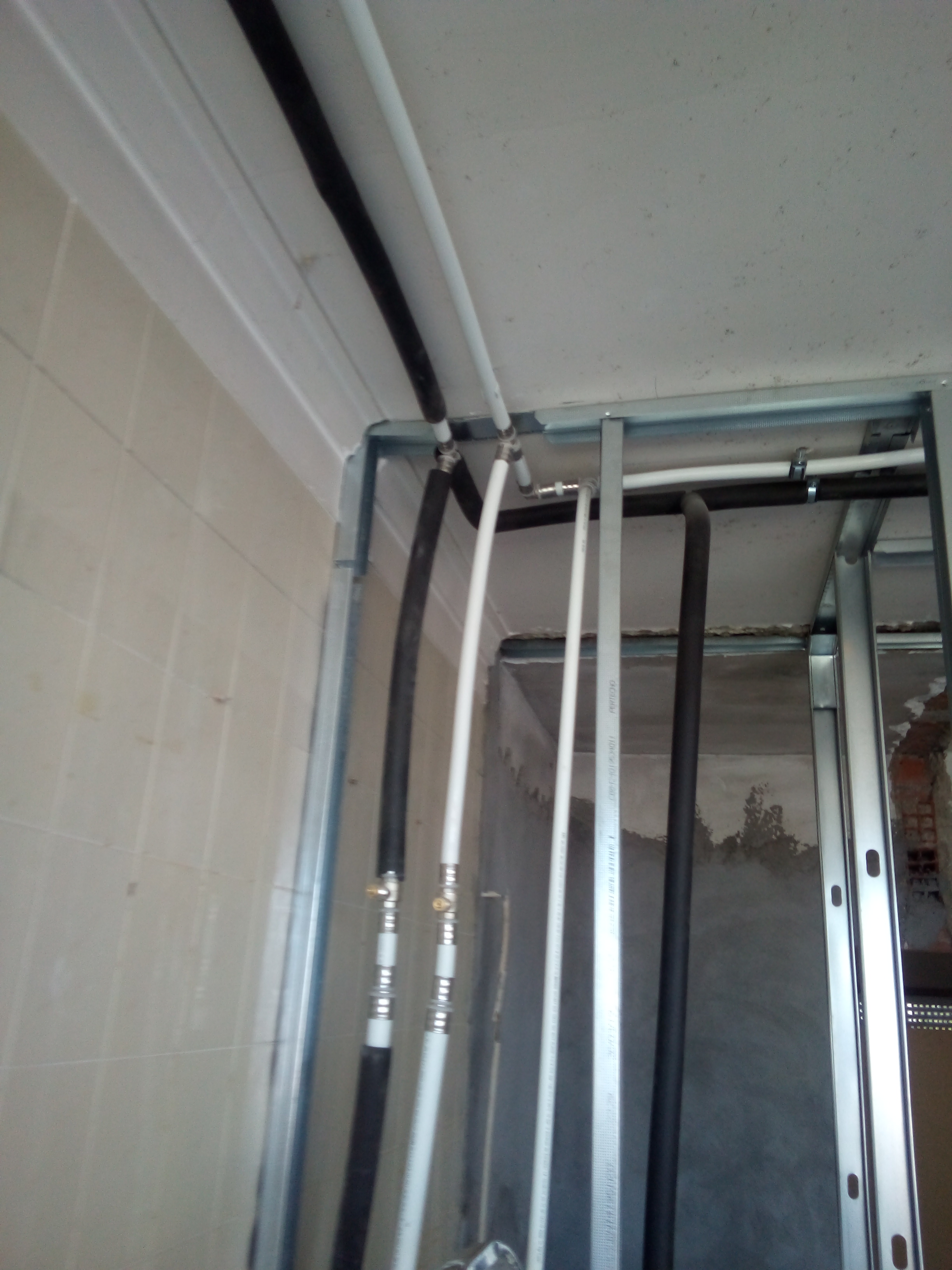 Canalização em tetos e paredes de Pladur