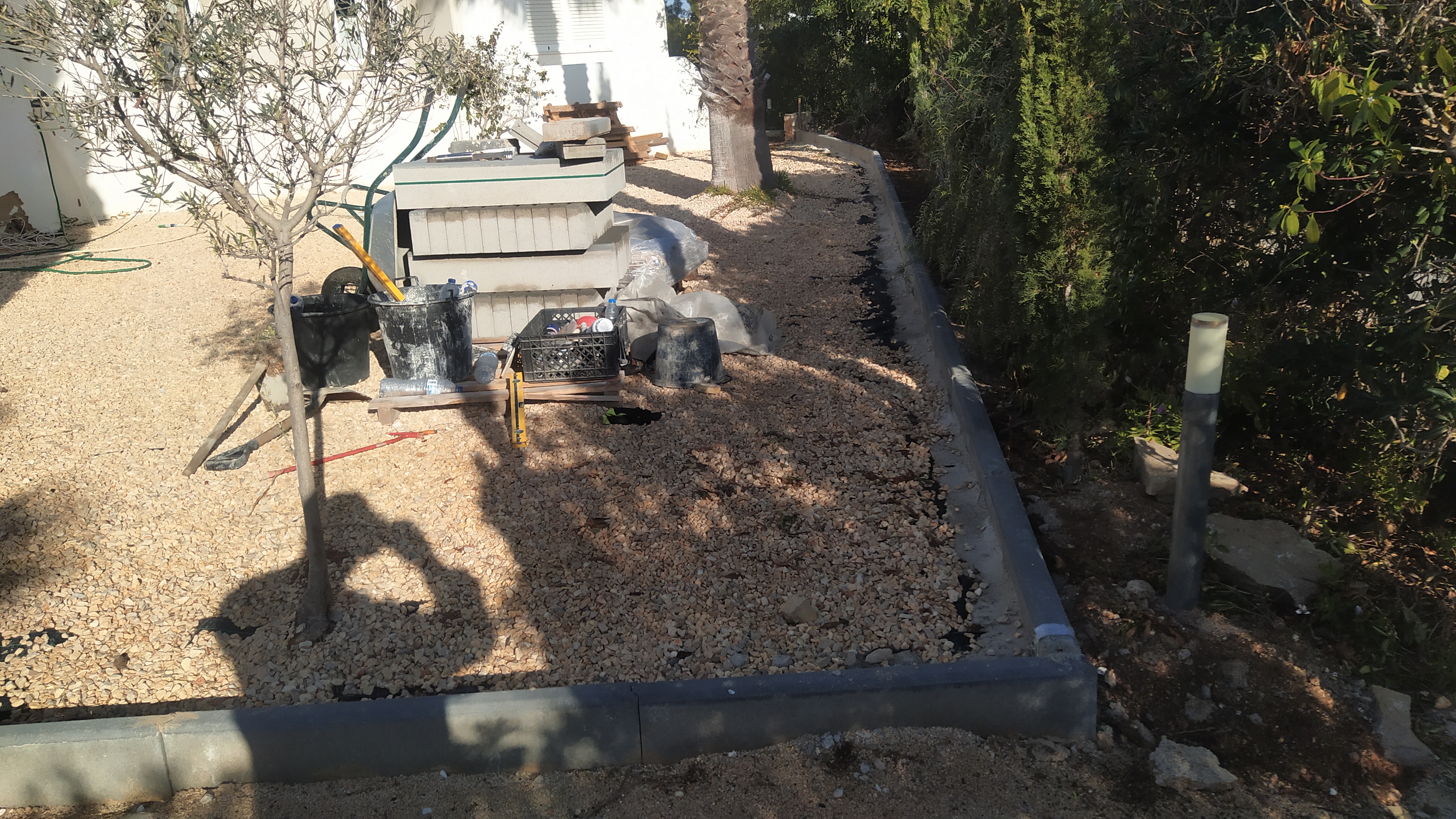 Colocação de meio fio e remodelação.