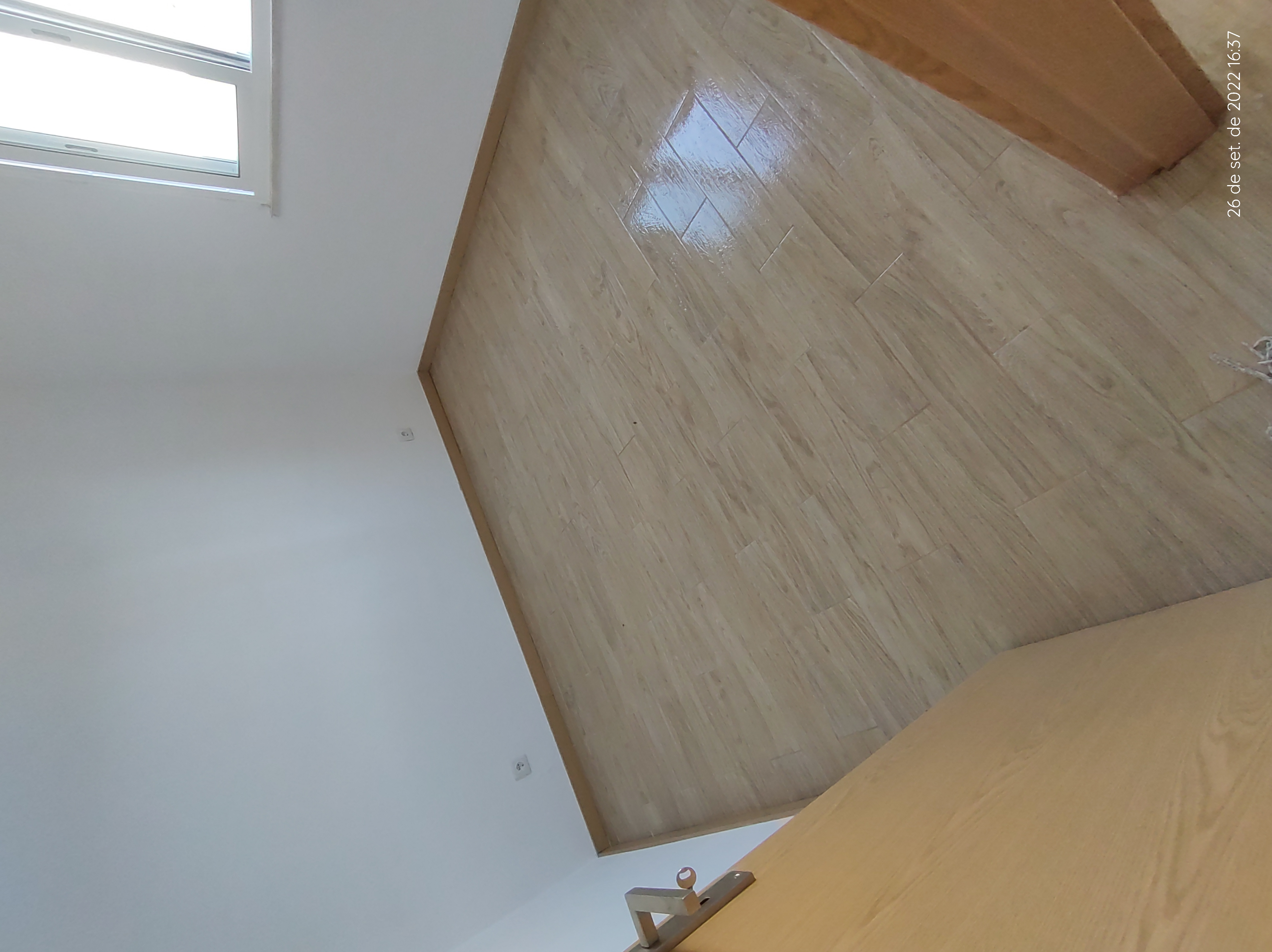 Depois do ladrilho assentado com rodapé instalado