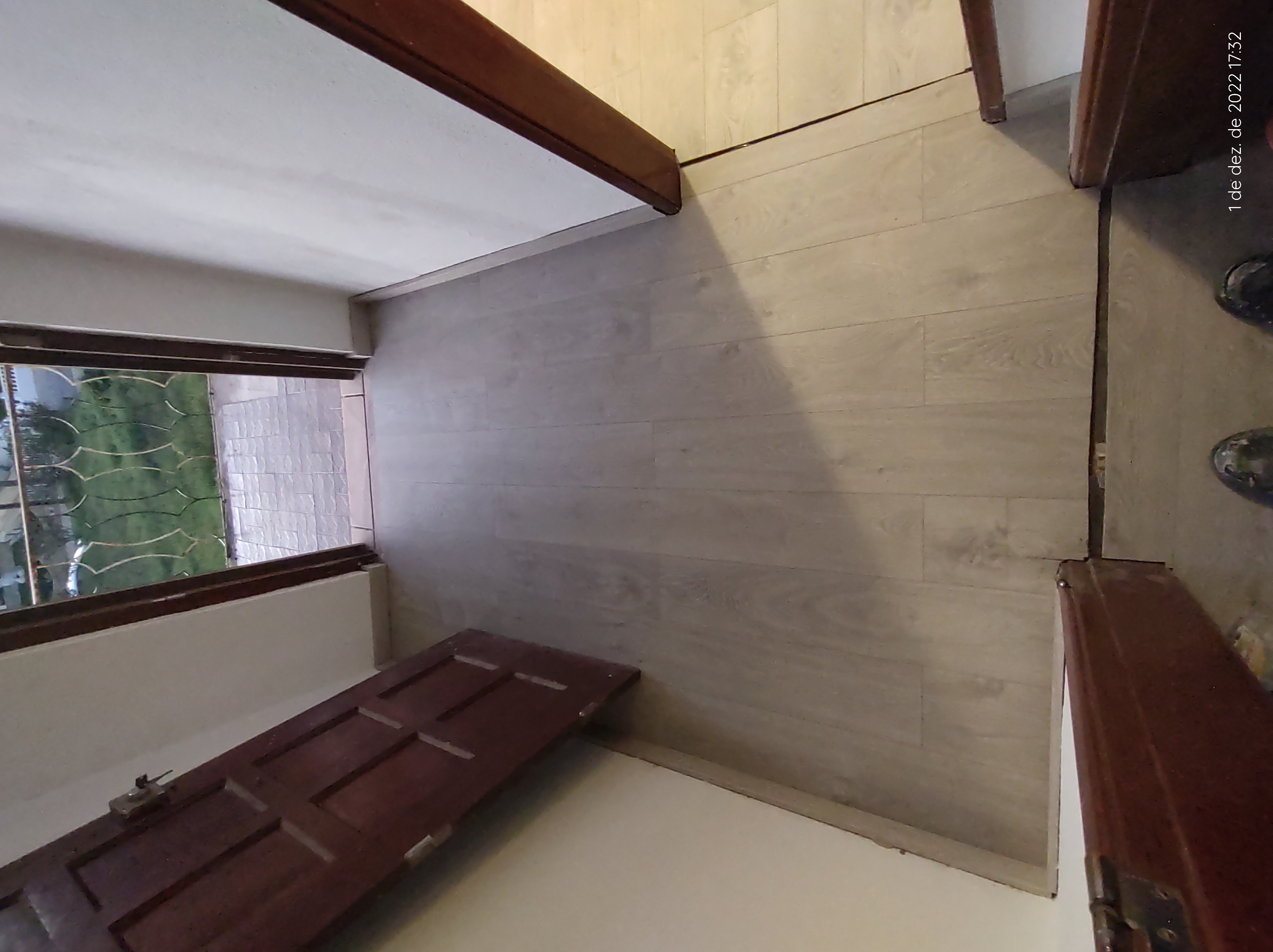 Chão flutuante instalado com rodapé