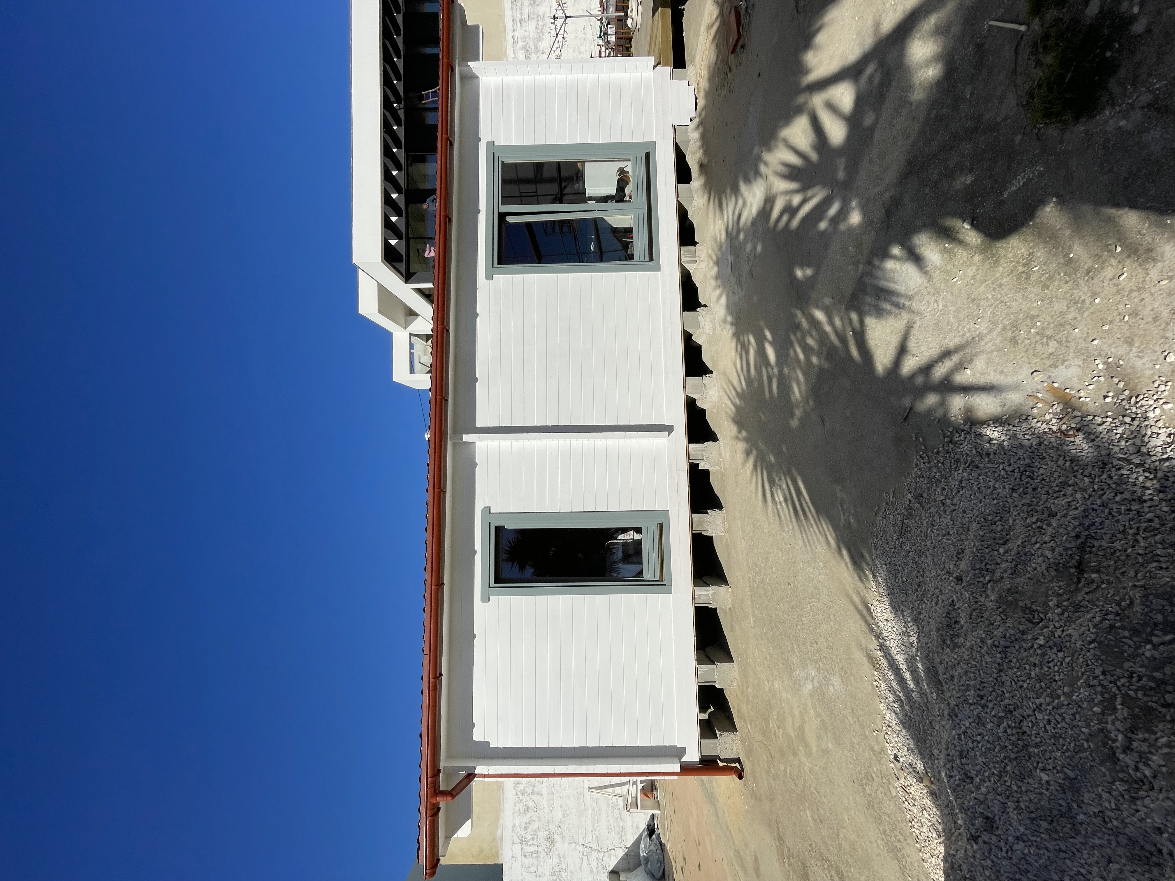 Montagem de casa de madeira pré moldada