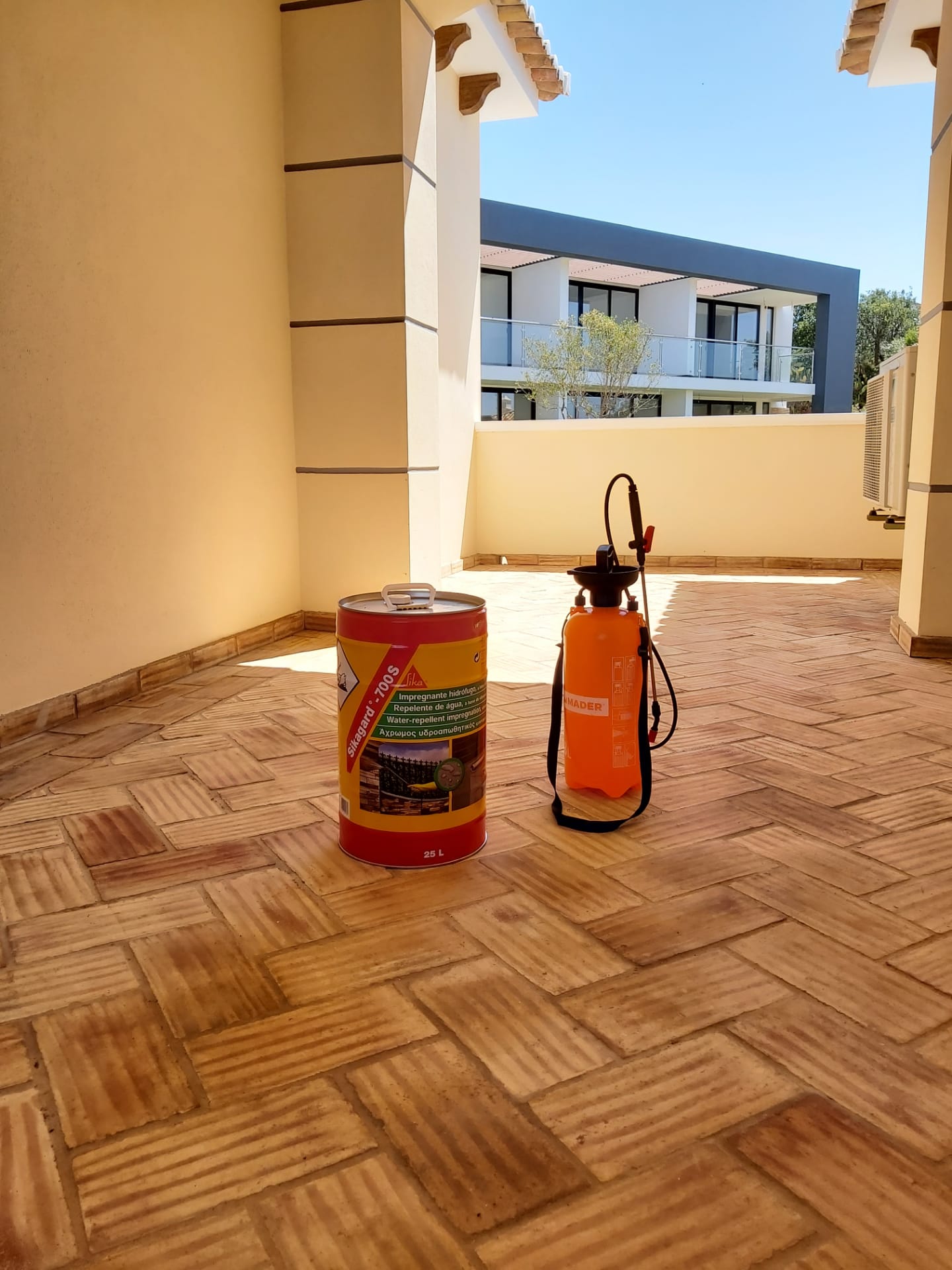 colocação de hidrofugante para proteção de pavimento ou telhados