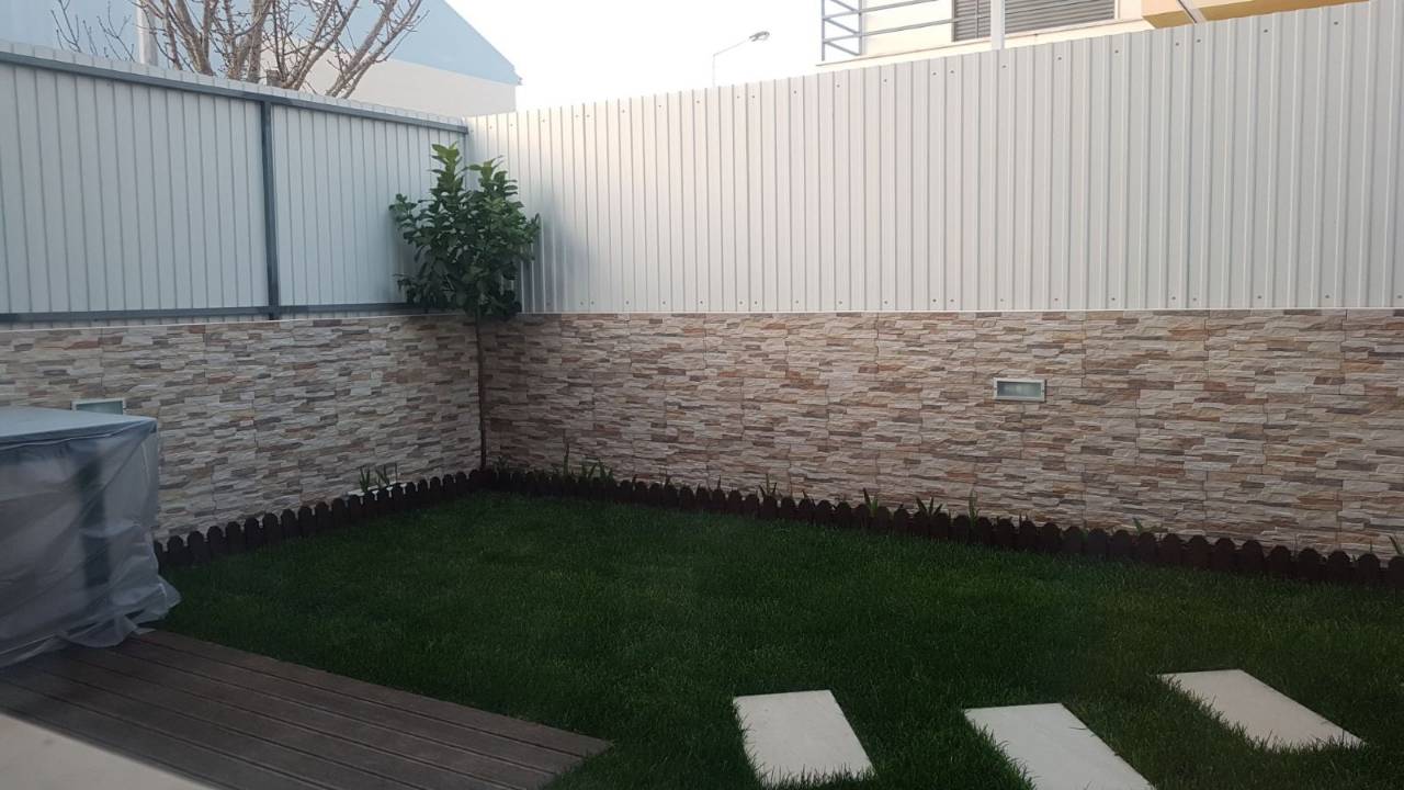 Aplicação de azuleijo e jardim