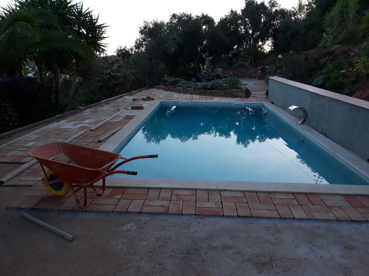 Construção da piscina e terraço a volta