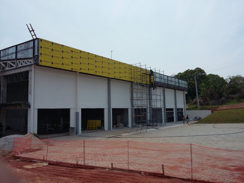 Fechamento lateral pratibanda