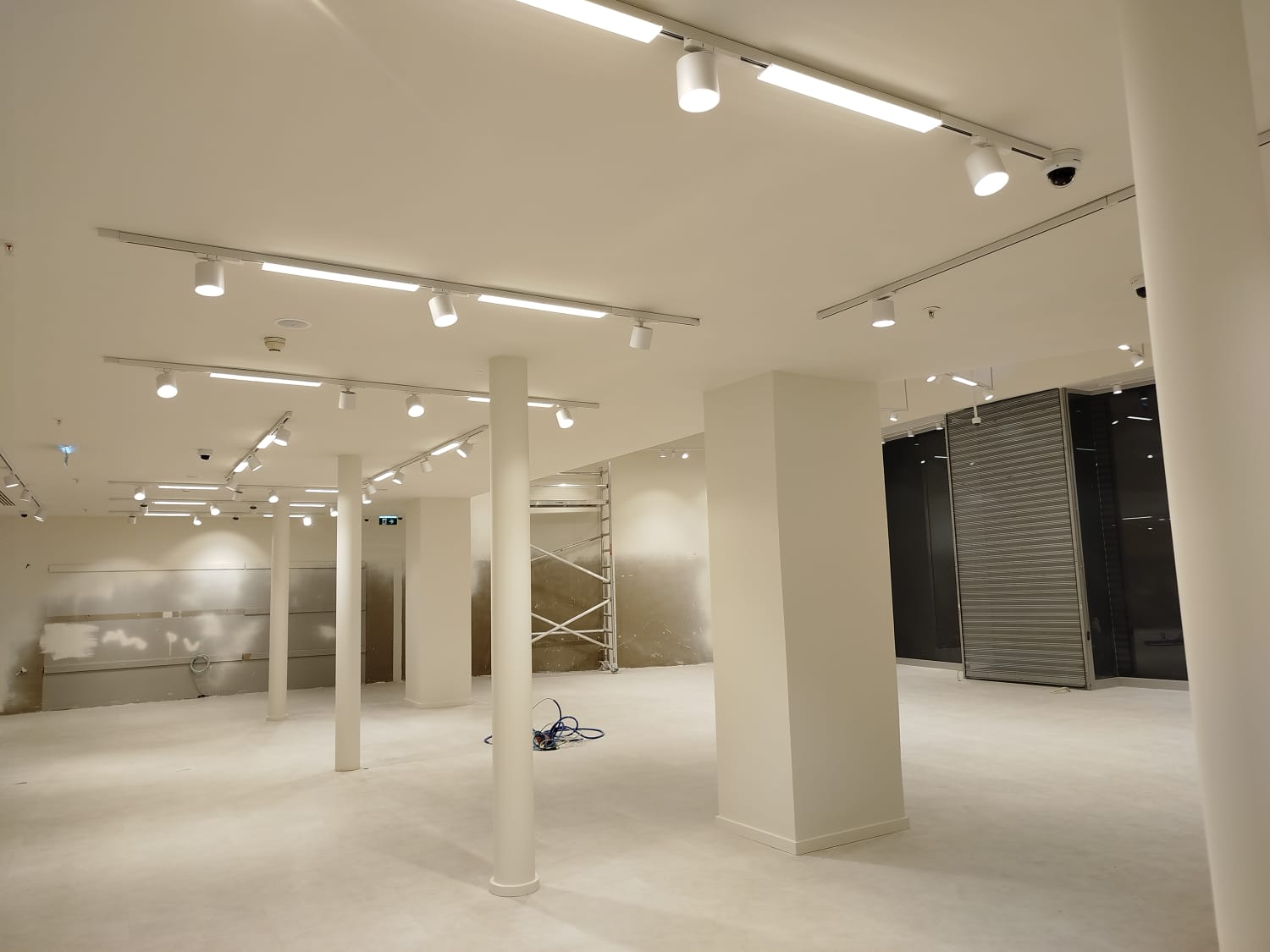 Pintura com airless de uma loja no porto