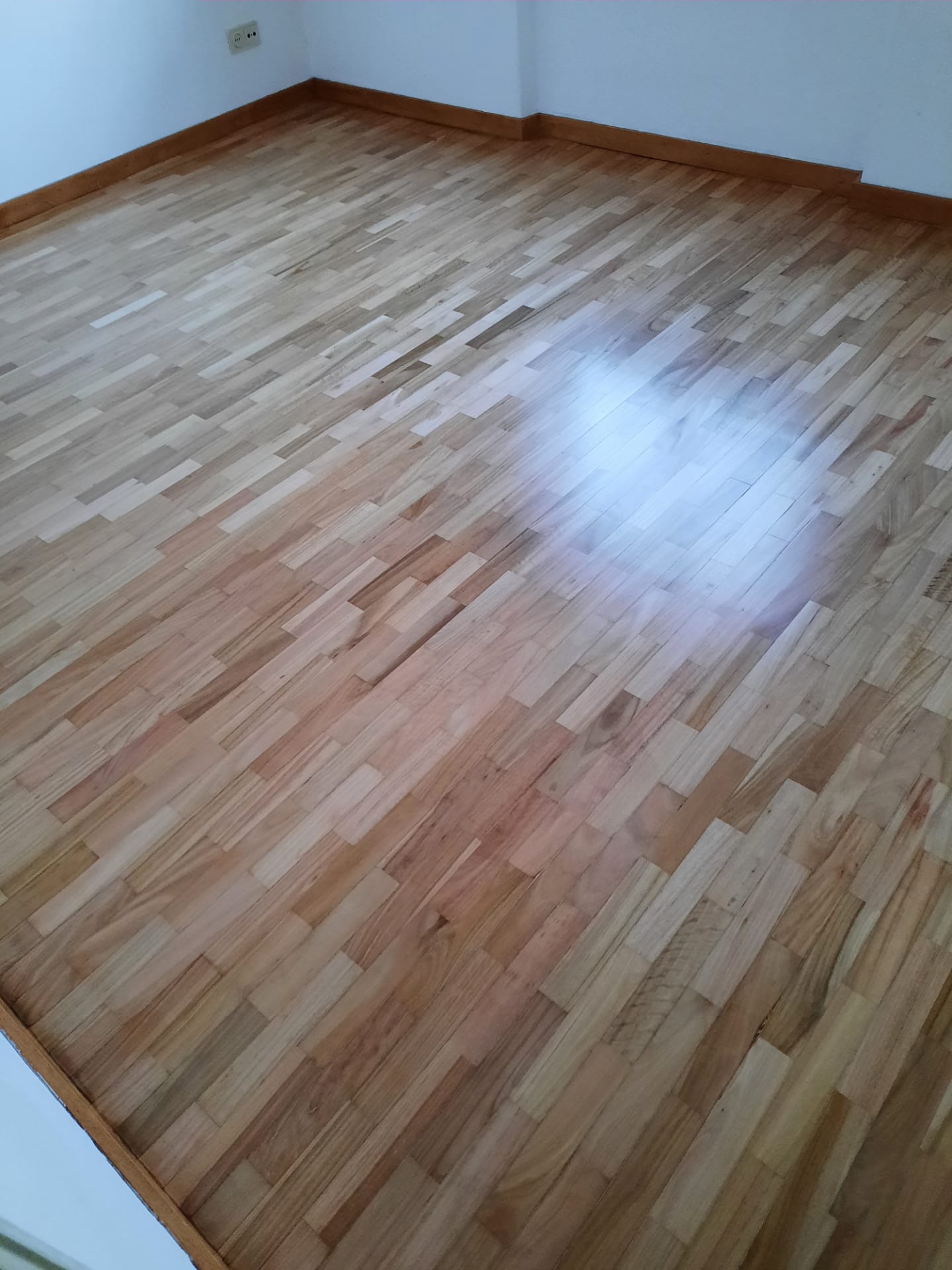 Afagar e Envernizar Pavimento de Madeira