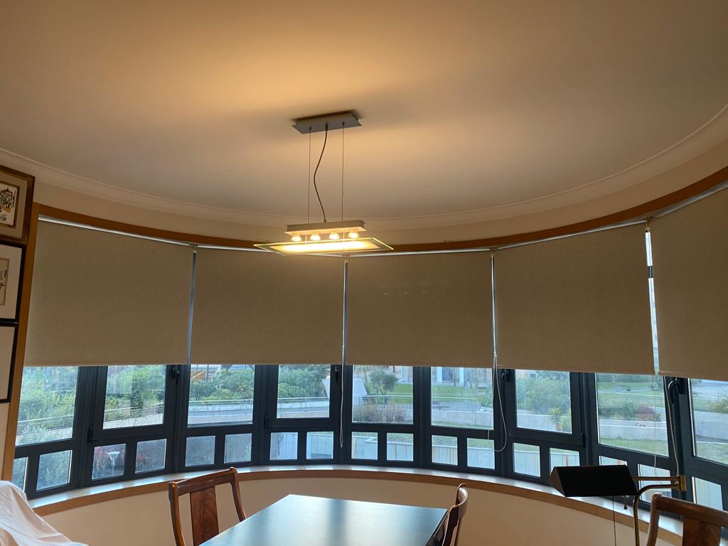 Estore de rolo em janela redonda