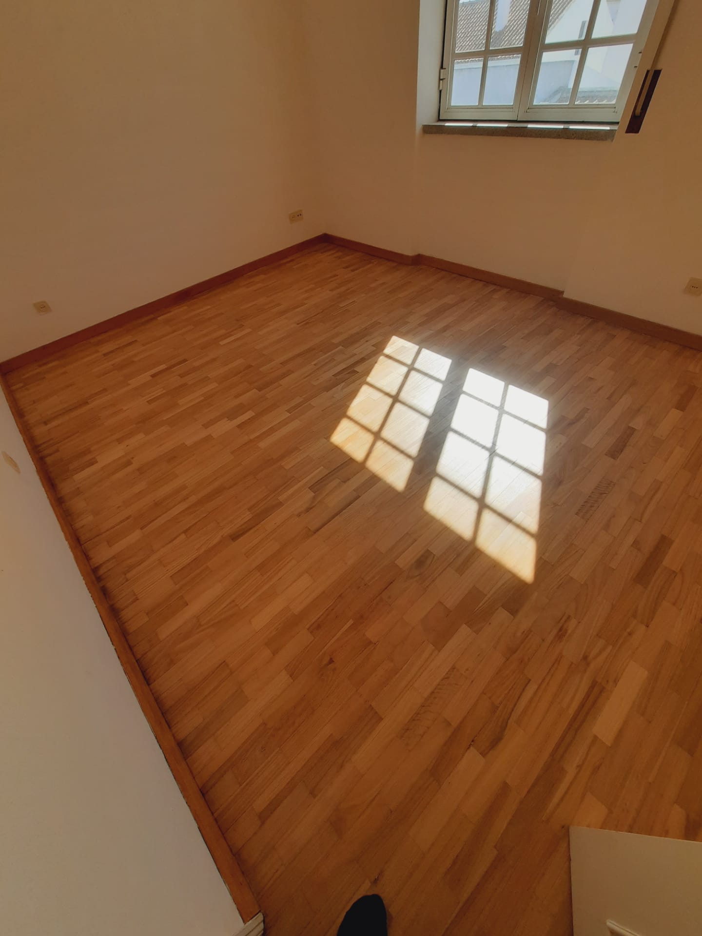 Afagar e Envernizar Pavimento de Madeira