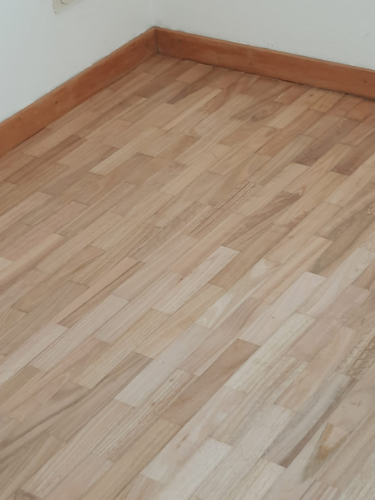 Afagar e Envernizar Pavimento de Madeira