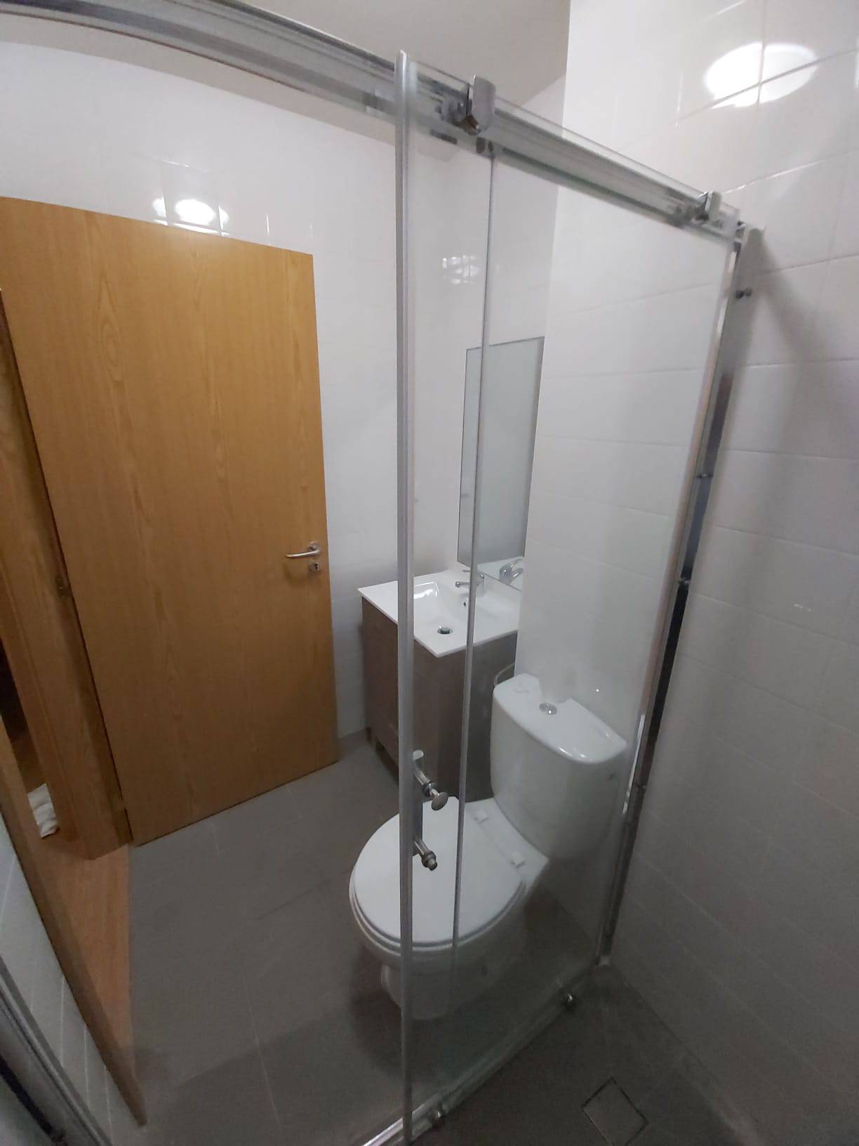 Colocação de cabine de duche e moveis e louças