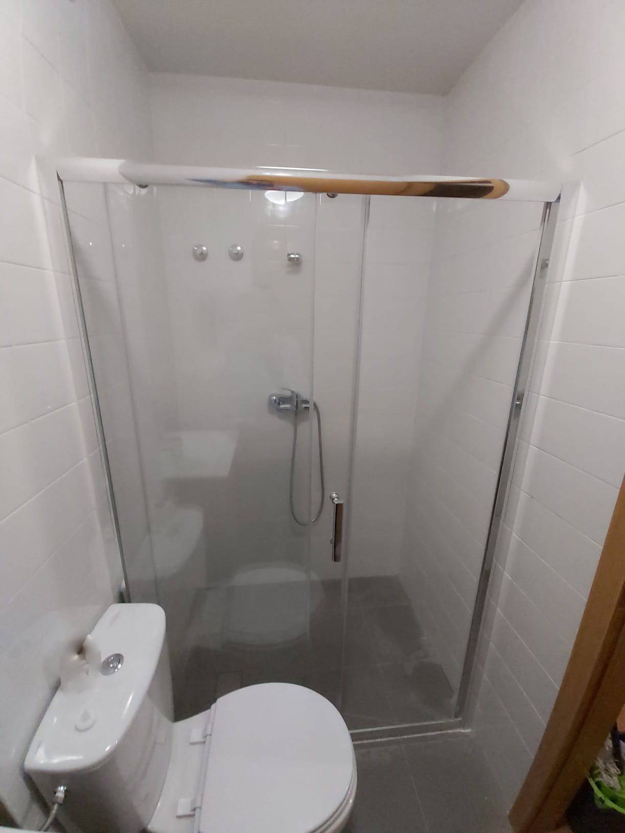 Colocação de cabine de duche e moveis e louças