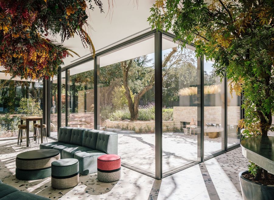 A privacidade de uma varanda com cortina de vidro