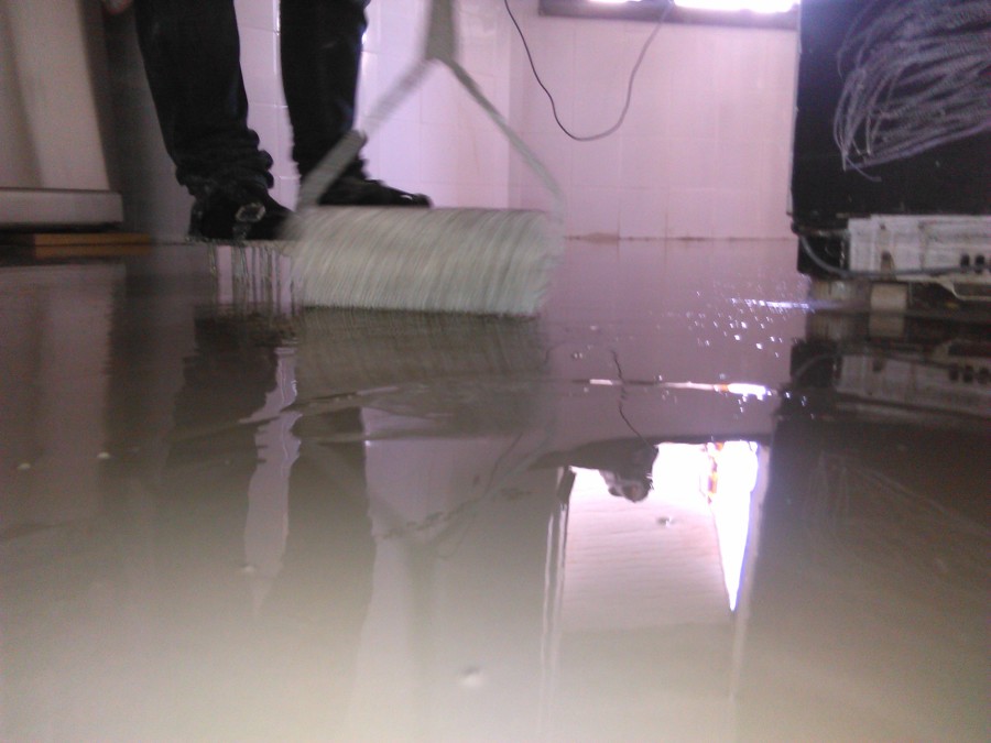 aplicação de argamassa liquida para alisamento da superfície a revestir com um novo pavimento