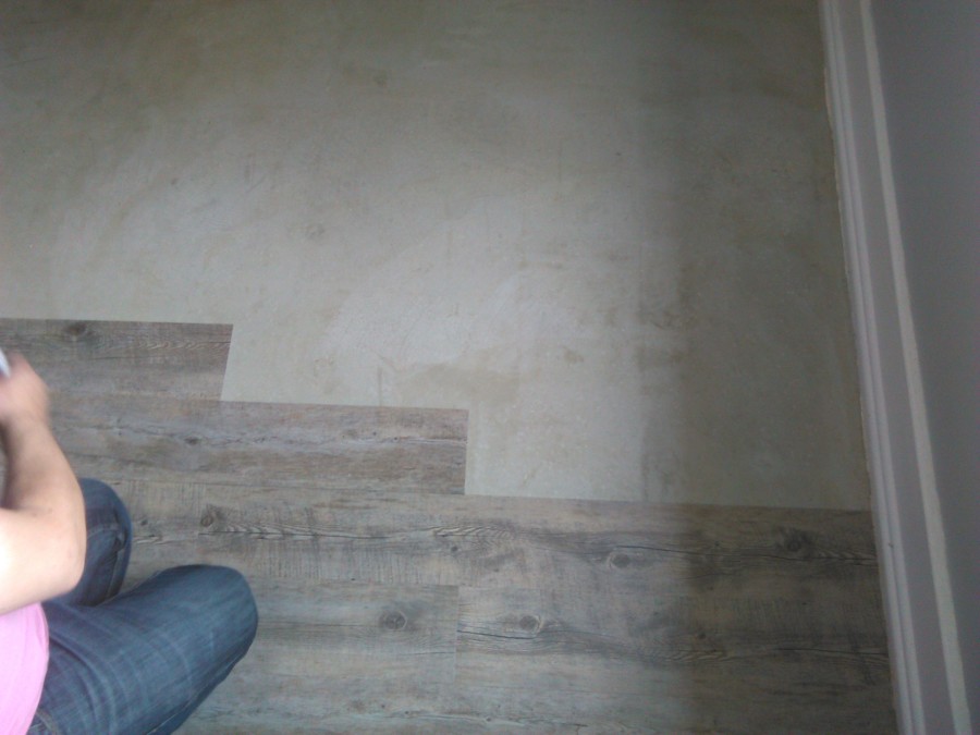 aplicação de pavimento em régua vinifica tipo wood LVT